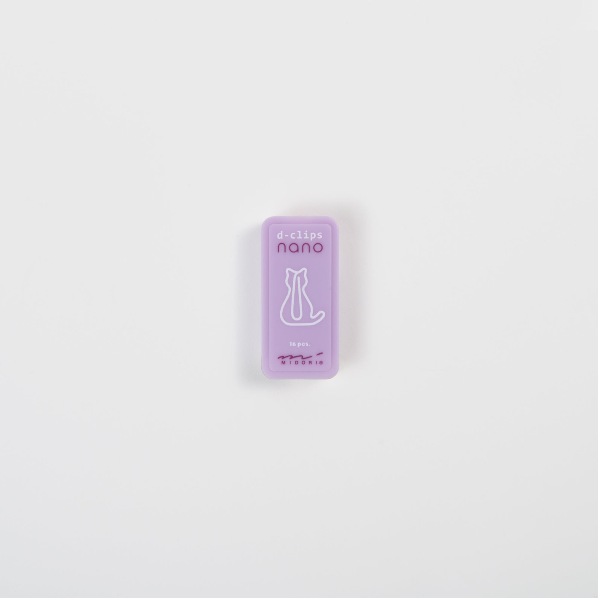 Der Midori D-Clips Nano: Katze ist ein kleiner, rechteckiger hellvioletter Behälter mit einer Katzen-Linienzeichnung, ideal als Schreibtisch-Zubehör zum Organisieren von Katzen-Büroklammern.
