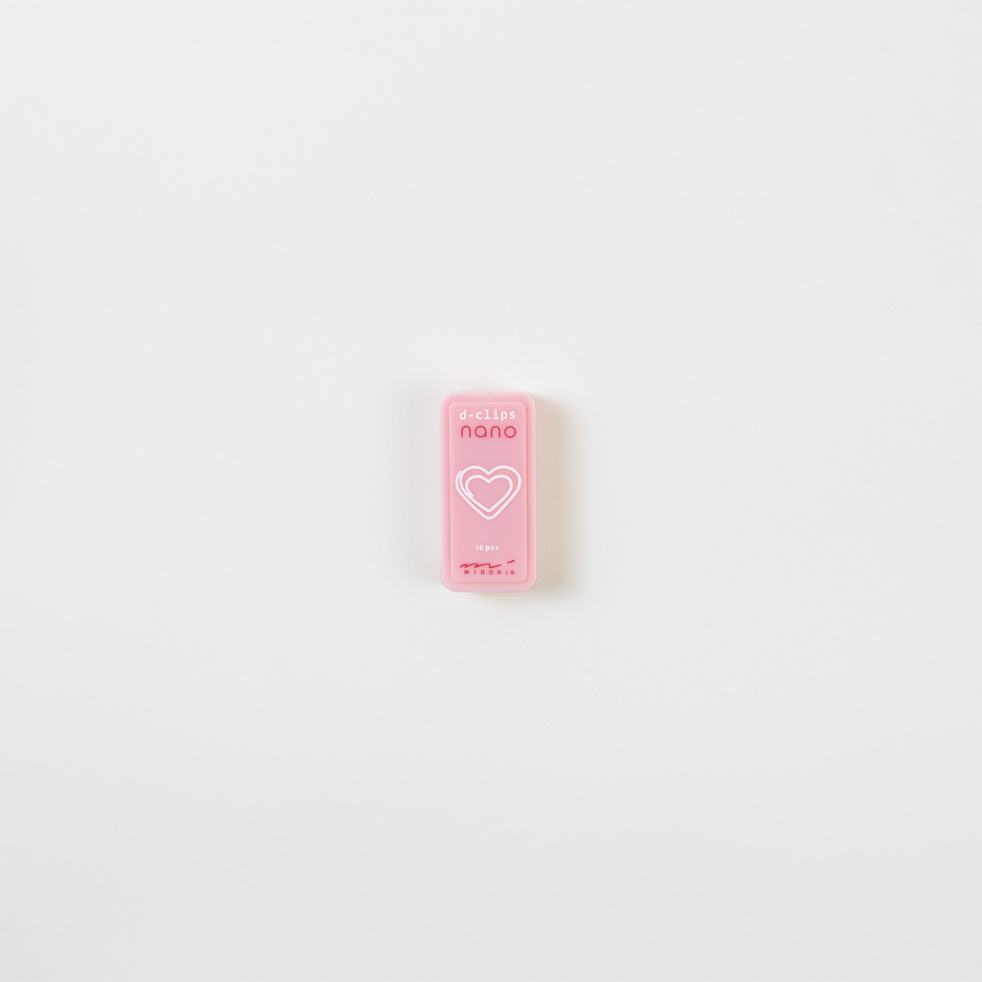 Ein kleiner, rechteckiger Radiergummi aus Midoris D-Clips Nano: Herzen für Alle hat einen rosa Einband mit Herzdesign und sitzt auf einem schlichten weißen Hintergrund, was den Charme eines Liebesbriefs hervorruft.