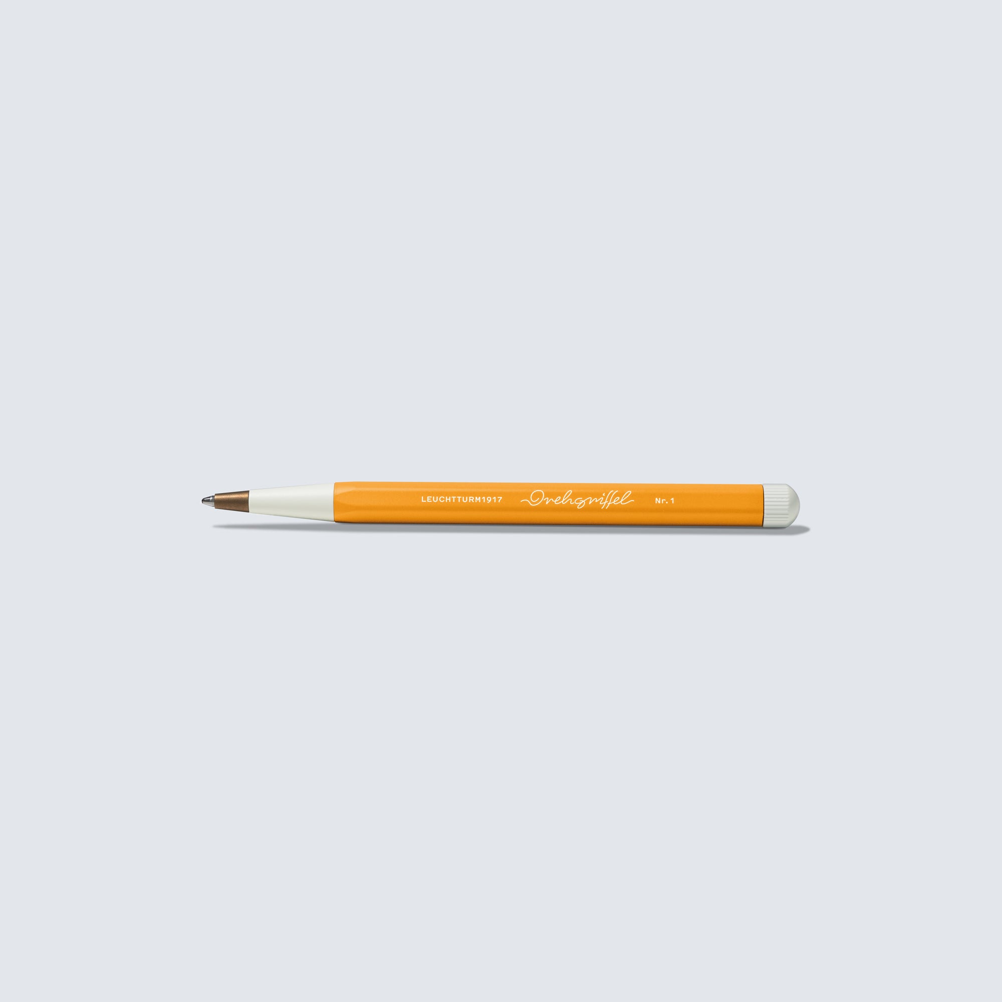 Ein orangefarbener Leuchtturm 1917 Drehgriffel Nr. 1-Stift mit weißer Spitze und Endkappe wird auf einem hellgrauen Hintergrund abgebildet und ist ein Beispiel für exquisites Produktdesign.
