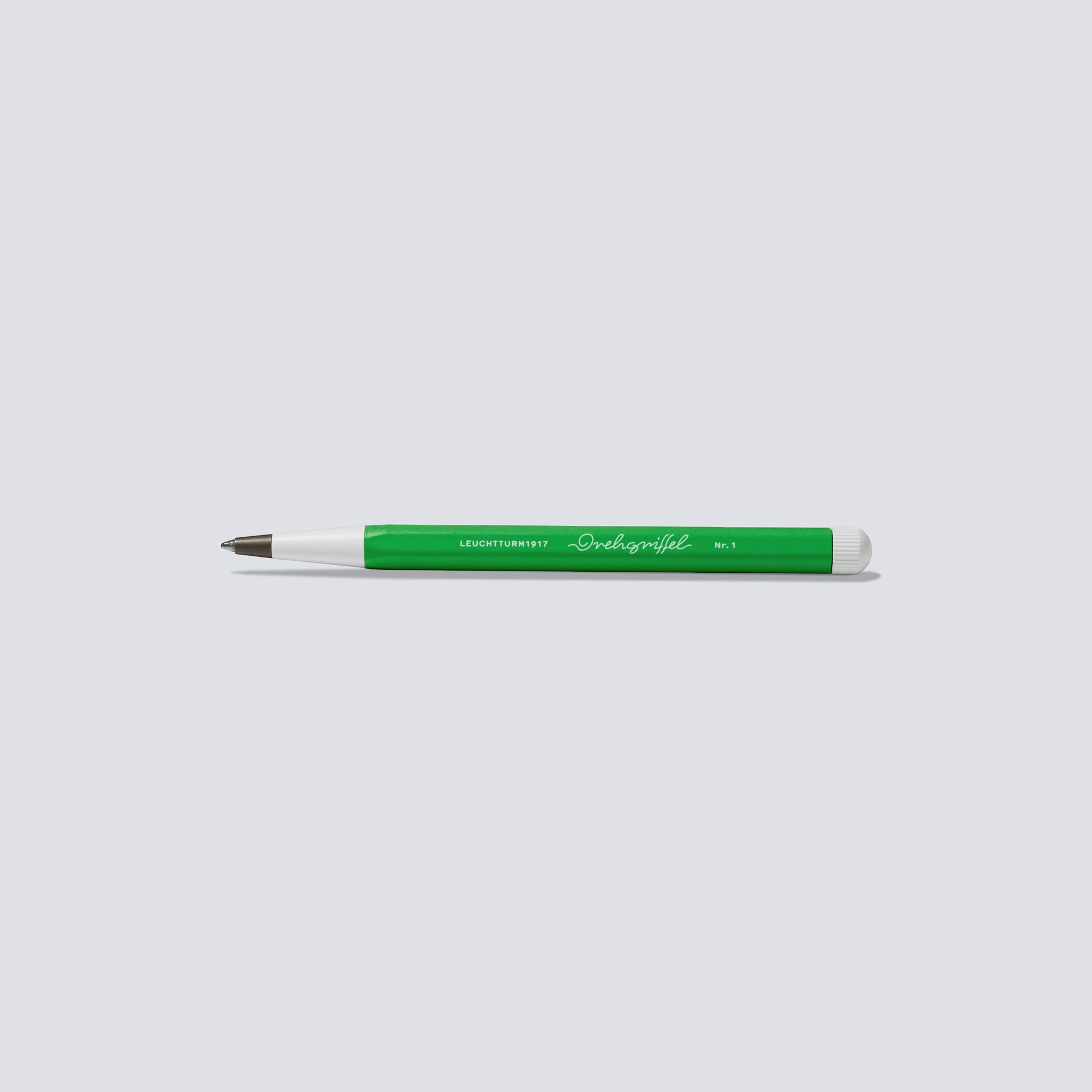 Ein Leuchtturm1917 Drehgriffel No. 1 grüner Kugelschreiber mit weißer Spitze und Kappe, horizontal auf einem hellgrauen Hintergrund dargestellt. Verfügt über ein weißes Branding und ist kompatibel mit Gel-Mine oder Kugelschreiber-Mine Minen.
