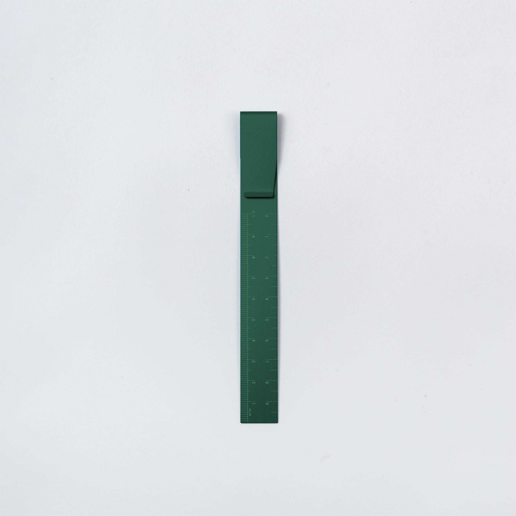 Das Hightide Clip Ruler – das Lineal To Go in Grün steht vertikal vor einem schlichten weißen Hintergrund, ideal für Bullet Journals.