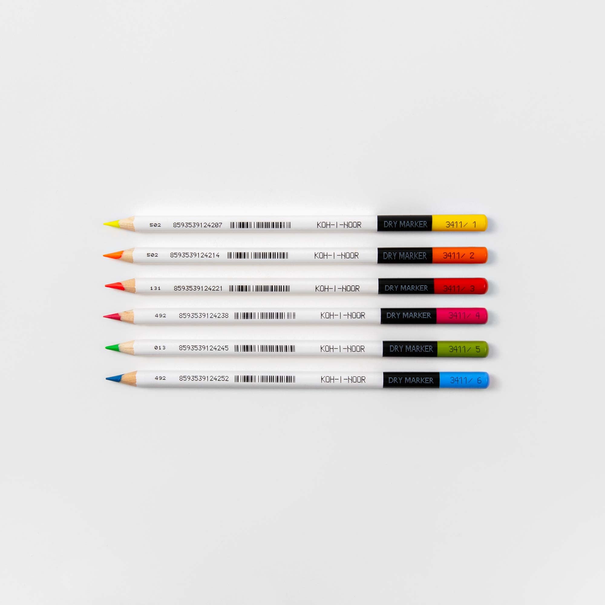 Die Koh-i-noor Textmarker Trockenstifte farbig - Set aus 6, perfekt als lebendiges Geschenk oder kreatives Accessoire, sind sauber auf weißem Hintergrund mit Barcodes und Zahlen angeordnet. Sie enthalten von oben nach unten orange, rote, gelbe, grüne, blaue und schwarze Stifte.