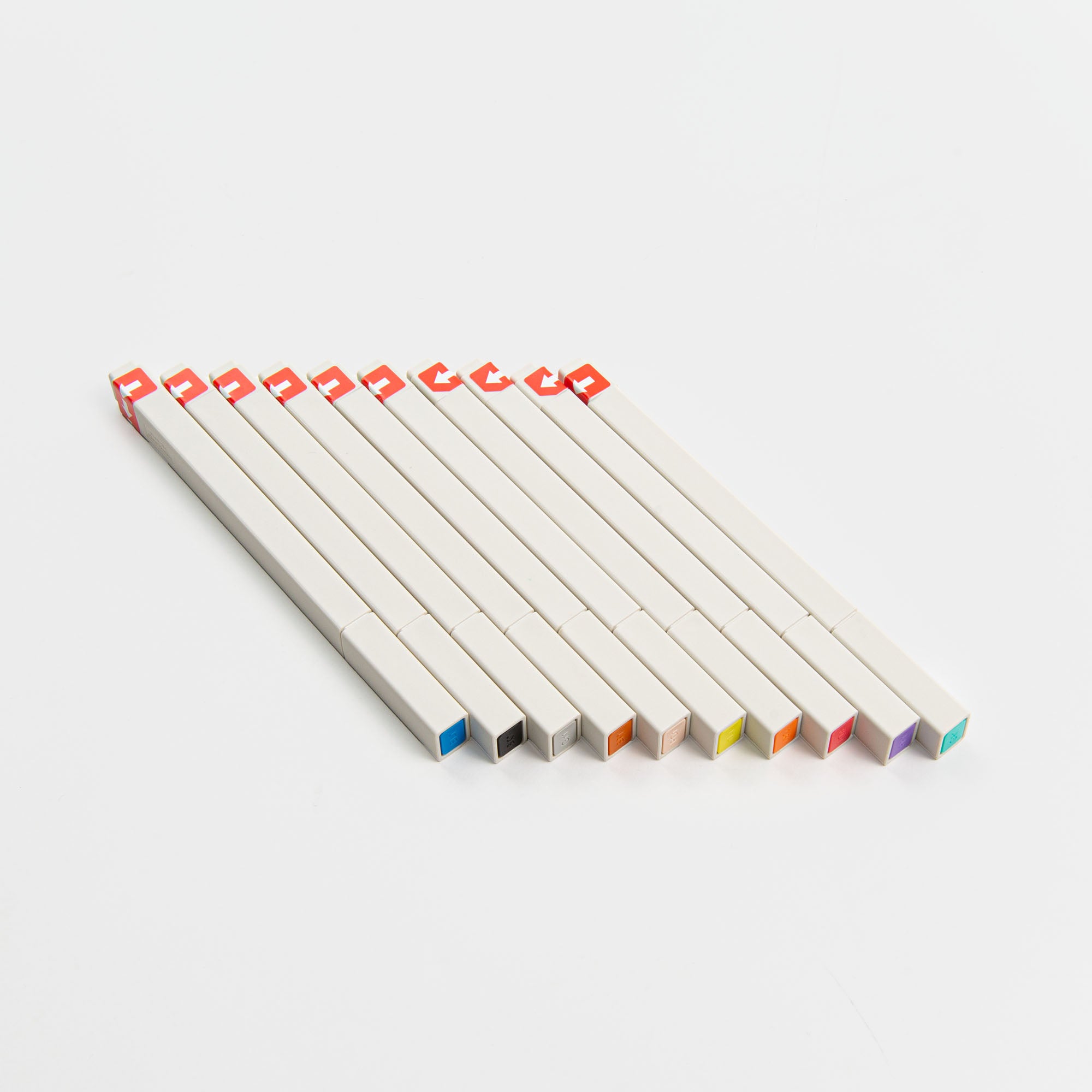 Neun Kokuyo Pasta Marker aus dem 10-Farben-Set sind diagonal angeordnet, jeder mit einer anderen pastellfarbenen Spitze - ideal, um leuchtende Akzente bei Journaling oder kreativen Projekten zu setzen.