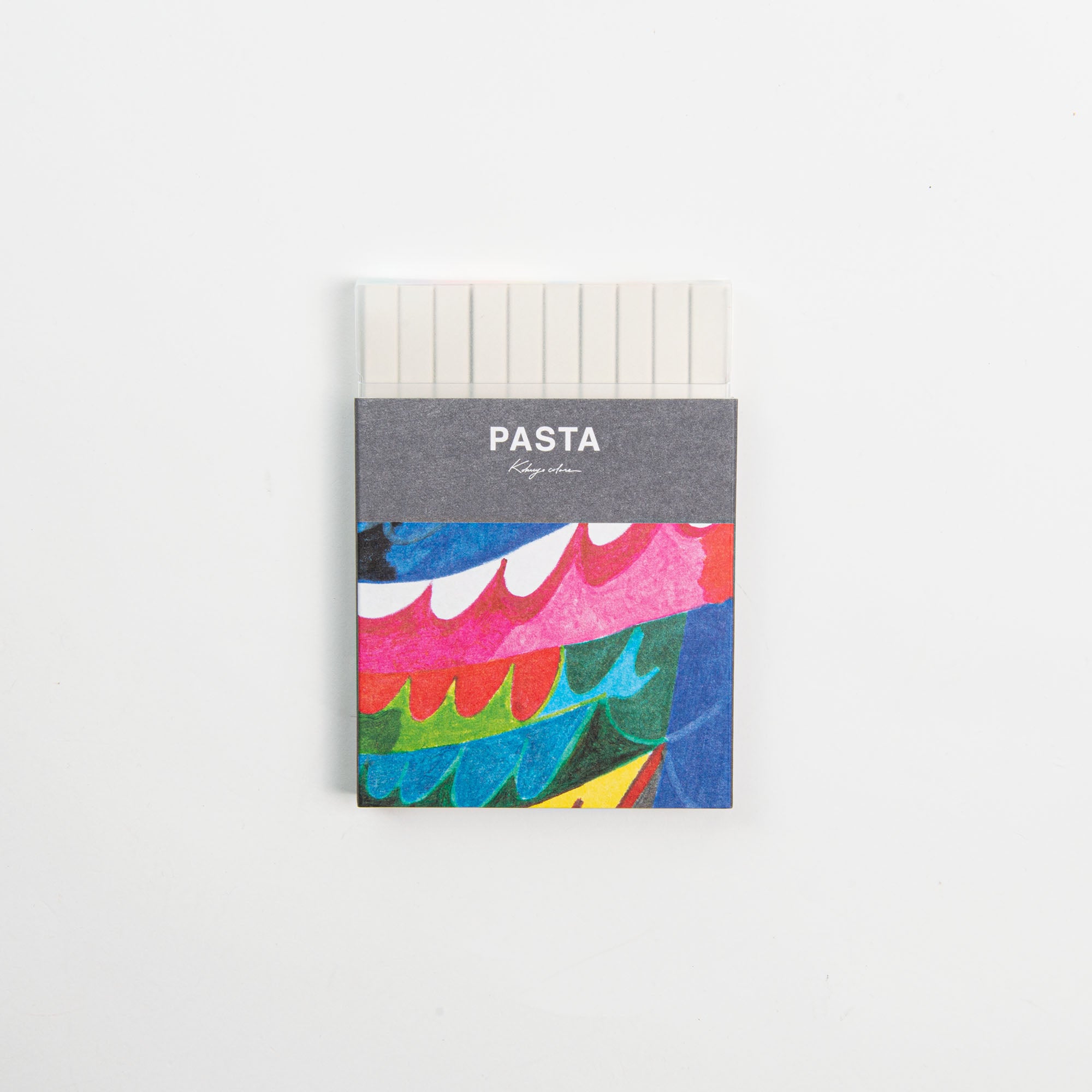 Die rechteckige Verpackung des Kokuyo Pasta Markers Set 10 Farben zeigt ein farbenfrohes, abstraktes Pastellfarben-Design, bei dem der Produktname oben aufgedruckt ist und die Marker teilweise durch die Oberseite vor einem weißen Hintergrund sichtbar sind.