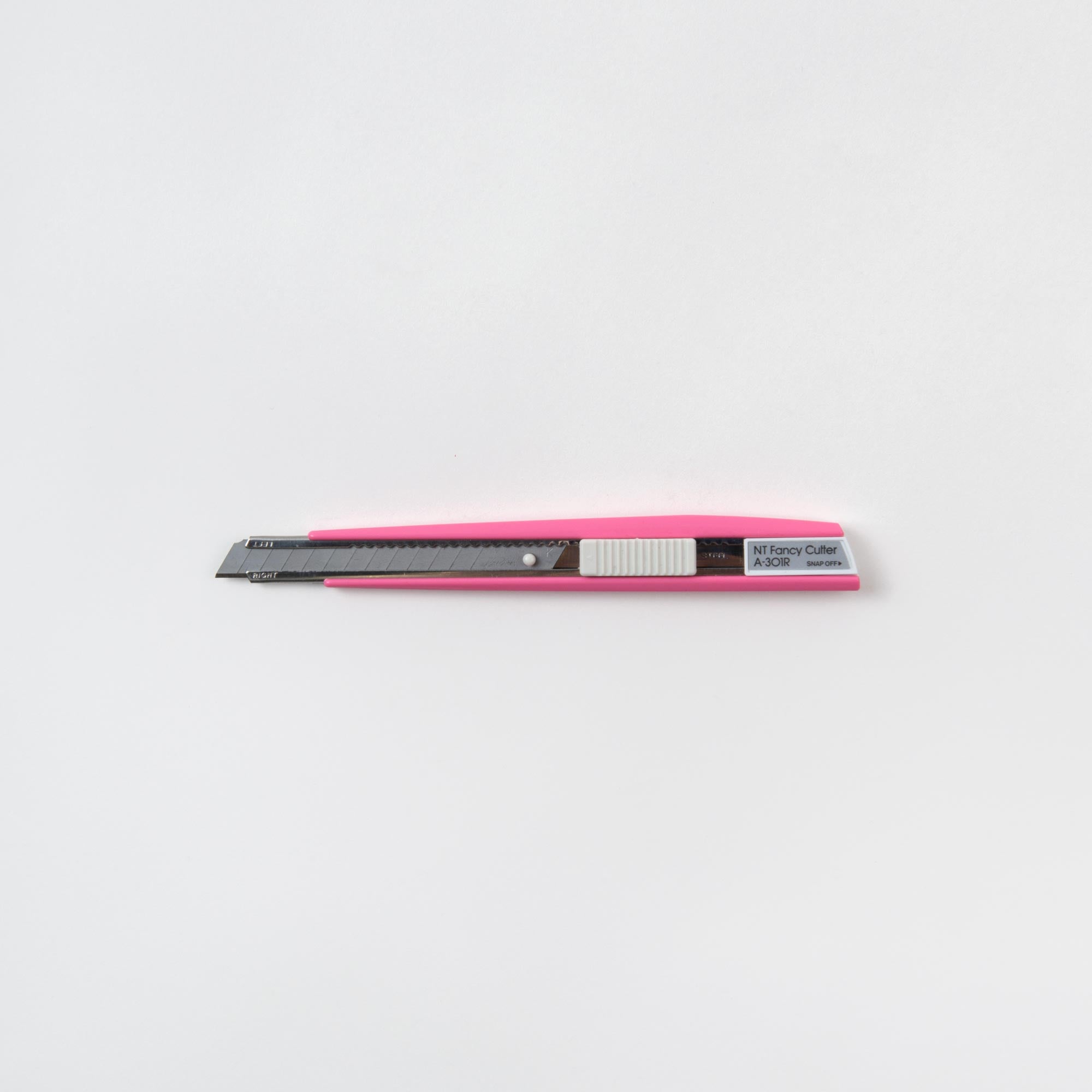 Ein rosa NT Cutter in Colour-Universalmesser mit einziehbarer Klinge auf weißem Hintergrund, ideal für Bastelprojekte, verfügt über einen gerippten Griff und einen Klingenhalter aus Metall mit eingraviertem Text.