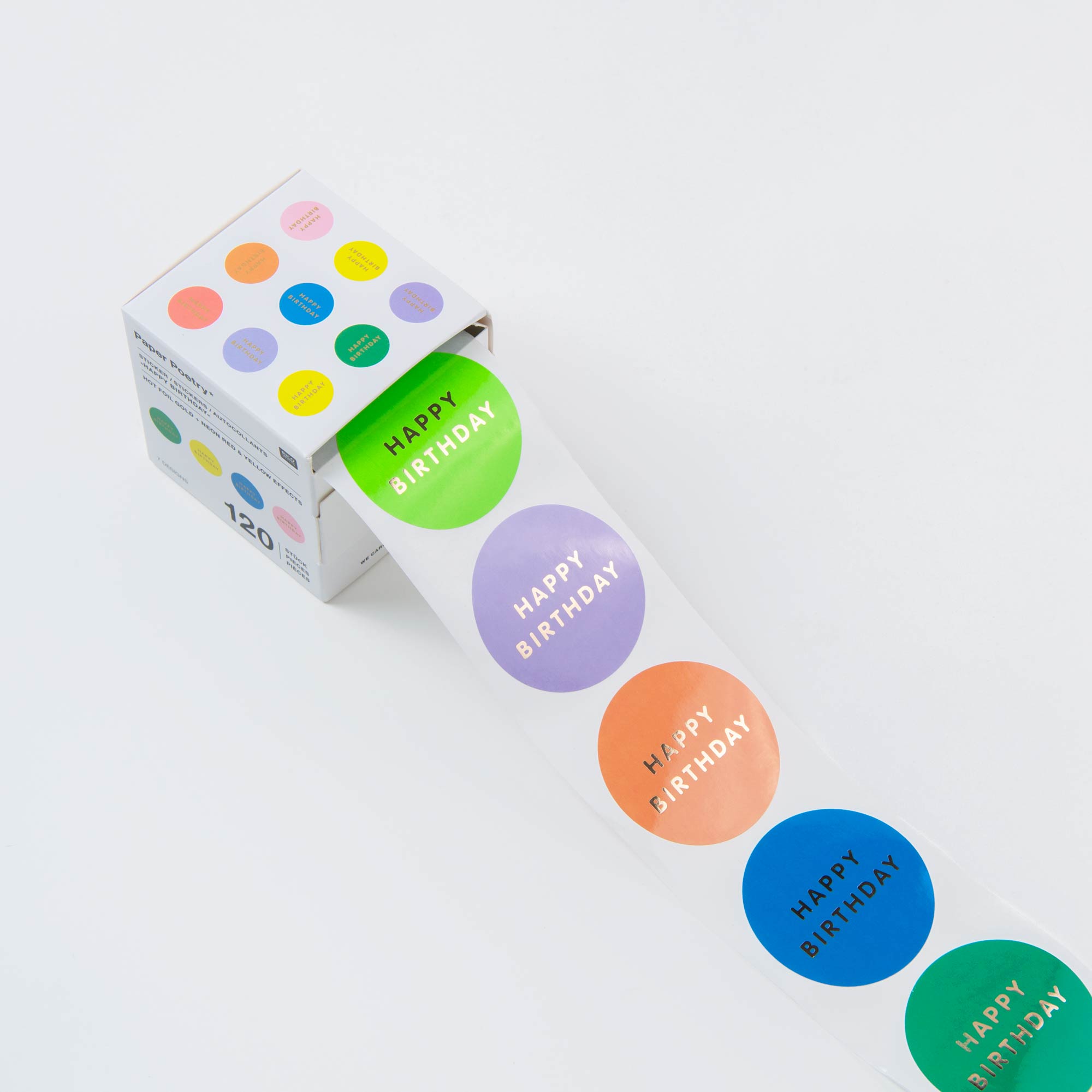 Eine makellos weiße Paper Poetry-Box mit gemustertem Display öffnet sich und gibt den Blick frei auf „Happy Happy Birthday!“-Aufkleber in leuchtendem Lila, Orange, Grün und Blau, die Ihrer Feier einen Farbklecks verleihen.