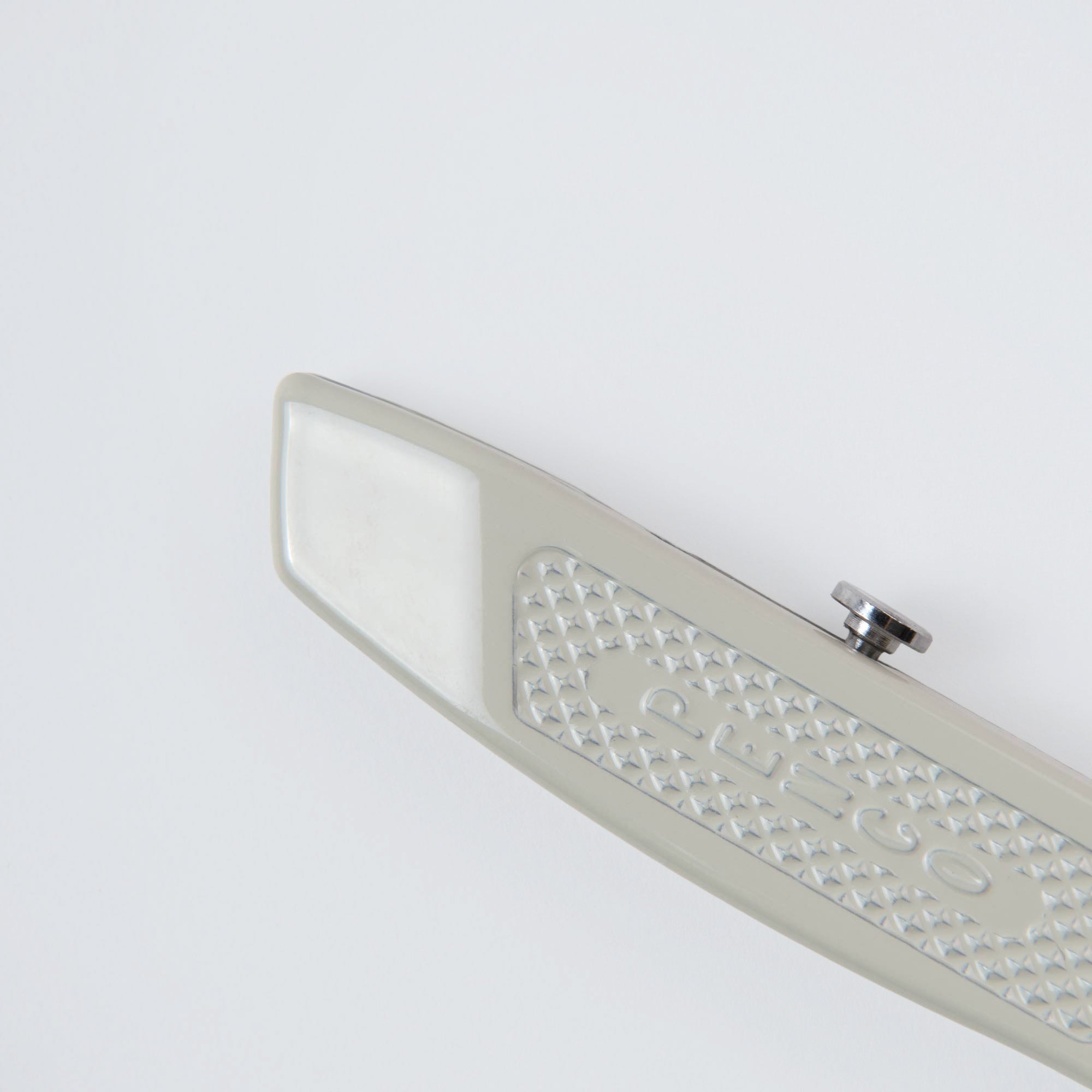 Eine Nahaufnahme des Penco Allzweckmessers - auch bekannt als der Cutter an der Kette - in Grau mit strukturiertem Griff und weißer Spitze, ideal zum Pakete öffnen, vor weißem Hintergrund fotografiert.