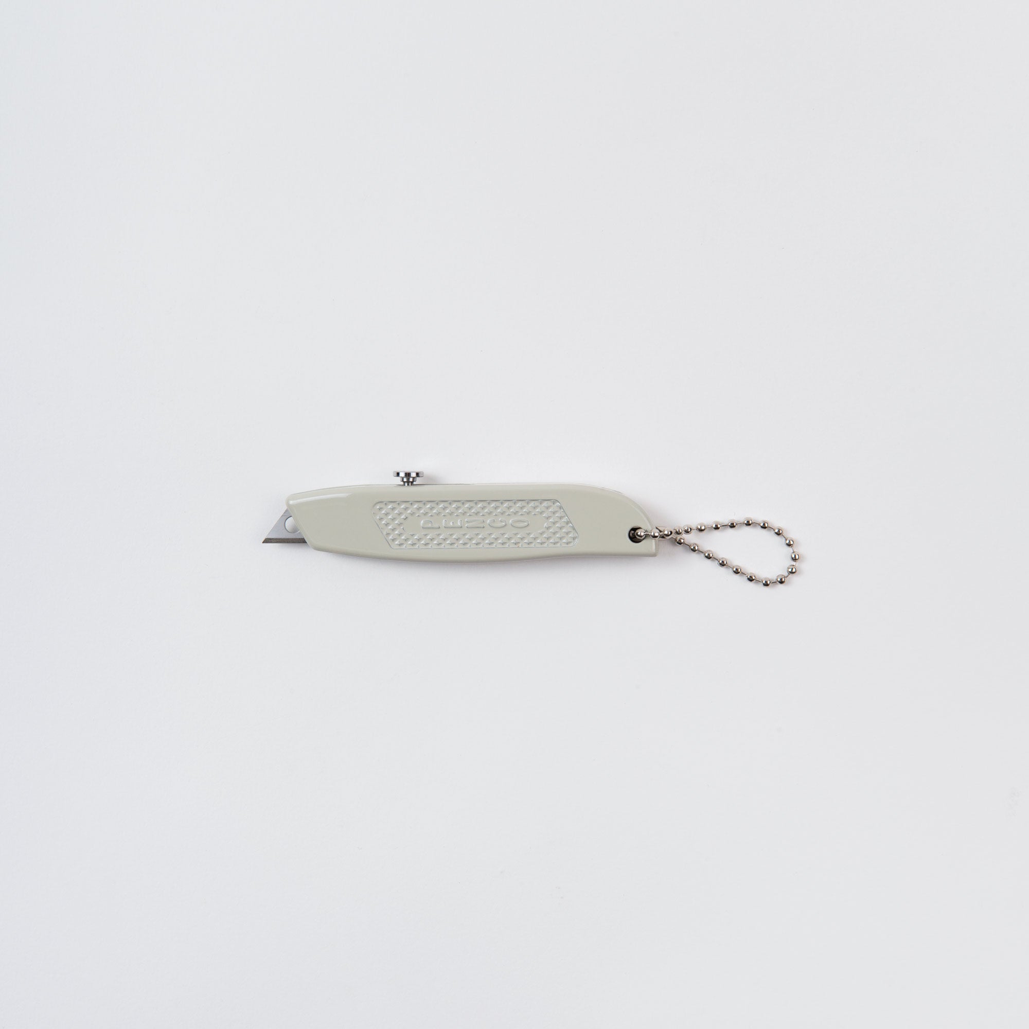 Das Penco Allzweckmesser, auch bekannt als „der Cutter an der Kette“, ist ein praktisches Universalmesser mit grauem Griff und einziehbarer Klinge. Mit seinem strukturierten Griff für Präzision und einer kleinen Kugelkette ist es mit seinem schlanken Design auf schlichtem weißem Hintergrund ideal für alle, die Wert auf Funktionalität legen.