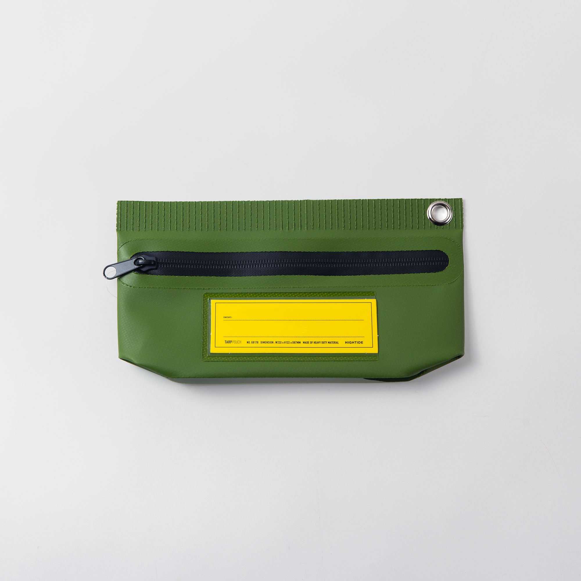 Eine Penco Tarp Pouch S, grün mit schwarzem Reißverschluss und gelbem Etikett, ist aus robustem Planenmaterial gefertigt. Sie verfügt über eine Öse in der oberen rechten Ecke und wird auf einem schlichten weißen Hintergrund präsentiert.