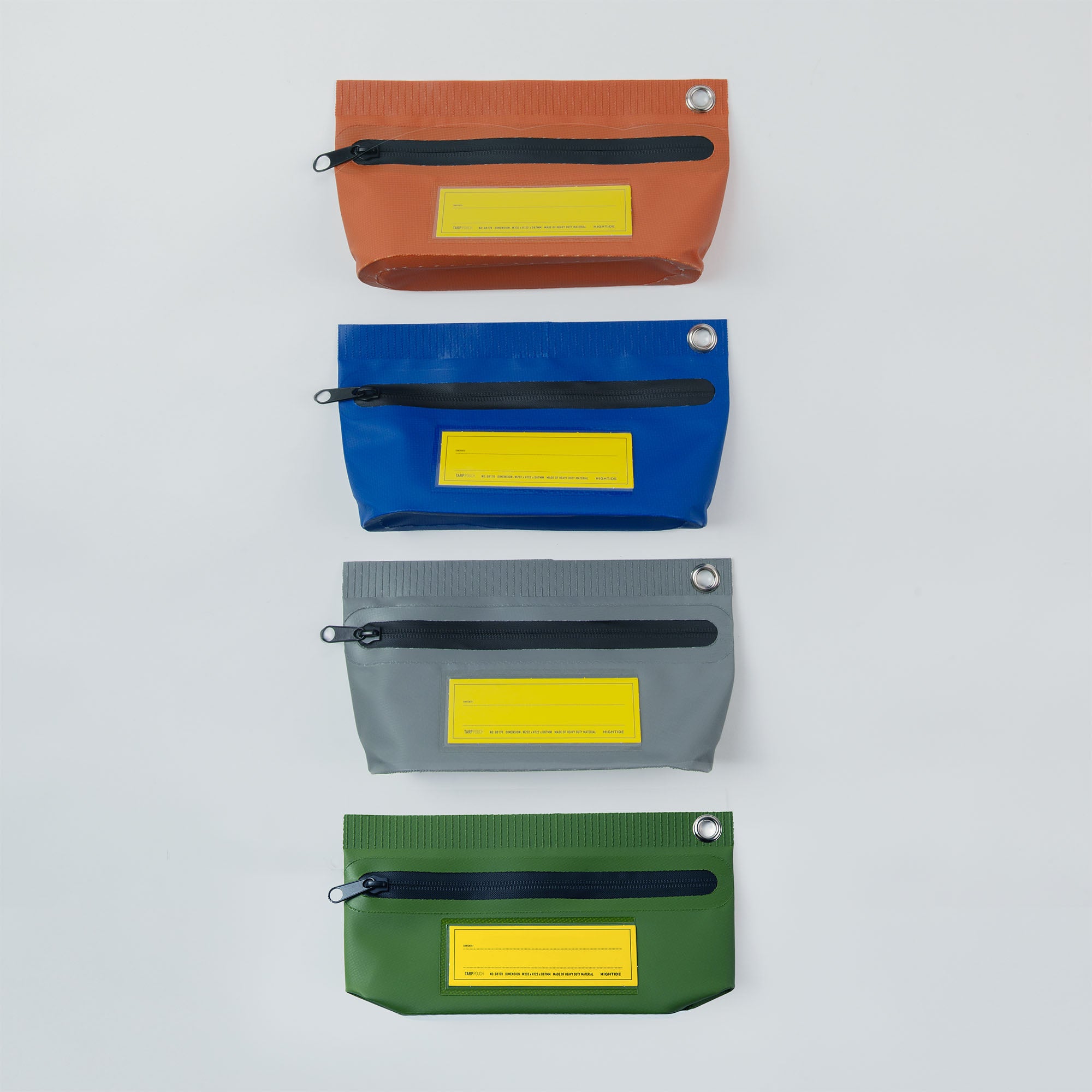 Pencos Tarp Pouch S besteht aus vier vertikalen, rechteckigen Taschen mit schwarzen Reißverschlüssen und gelben Etiketten. Sie sind aus strapazierfähigem Planenmaterial gefertigt und in Orange, Blau, Grau und Grün mit wasserdichten Verschlüssen und einem kleinen silbernen Knopf in der oberen rechten Ecke erhältlich.
