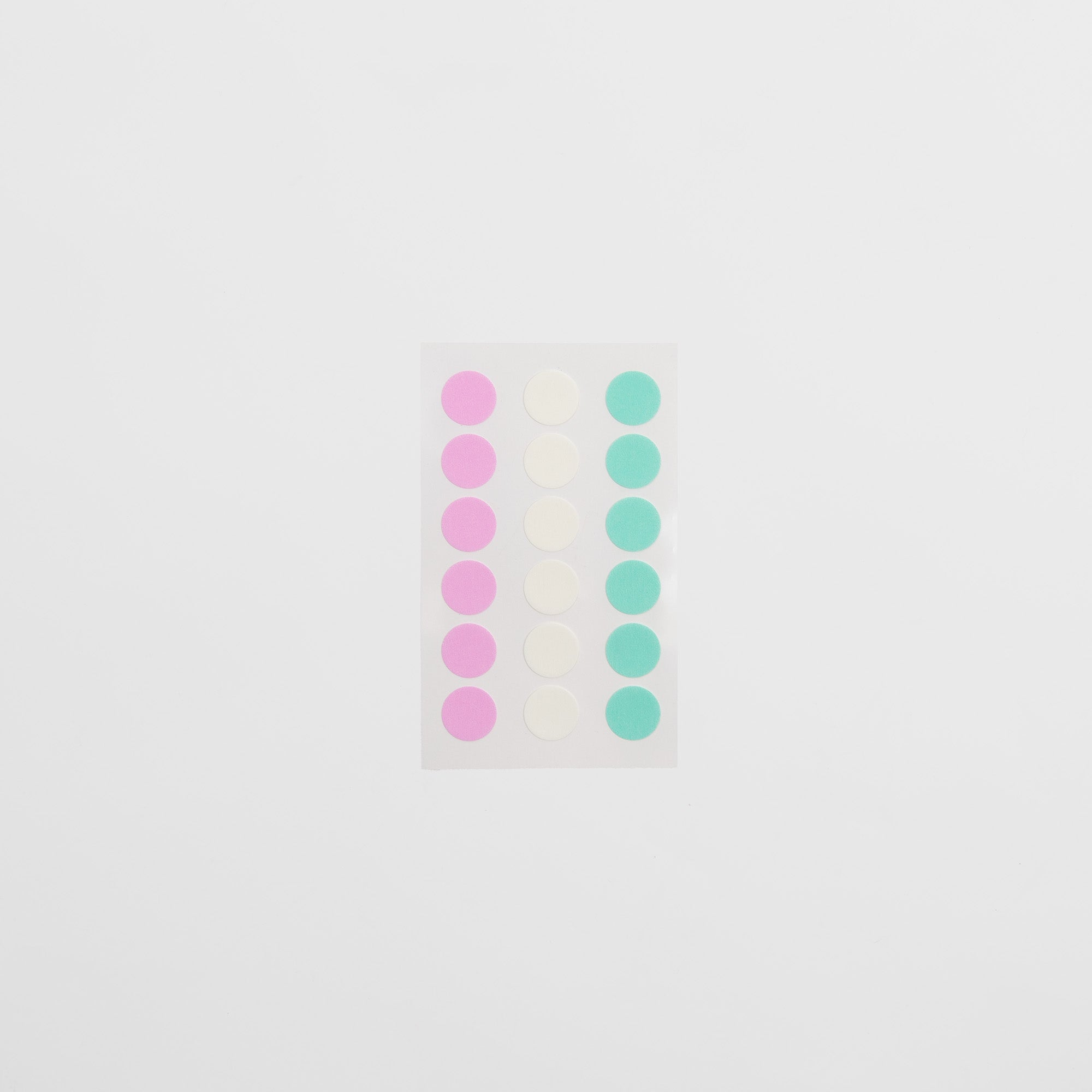 Ein Bogen Stalogy Circular Masking Tape 16mm dots, Ice Cream Edition, mit drei Spalten in Pink, Weiß und Teal auf einem schlichten weißen Hintergrund.