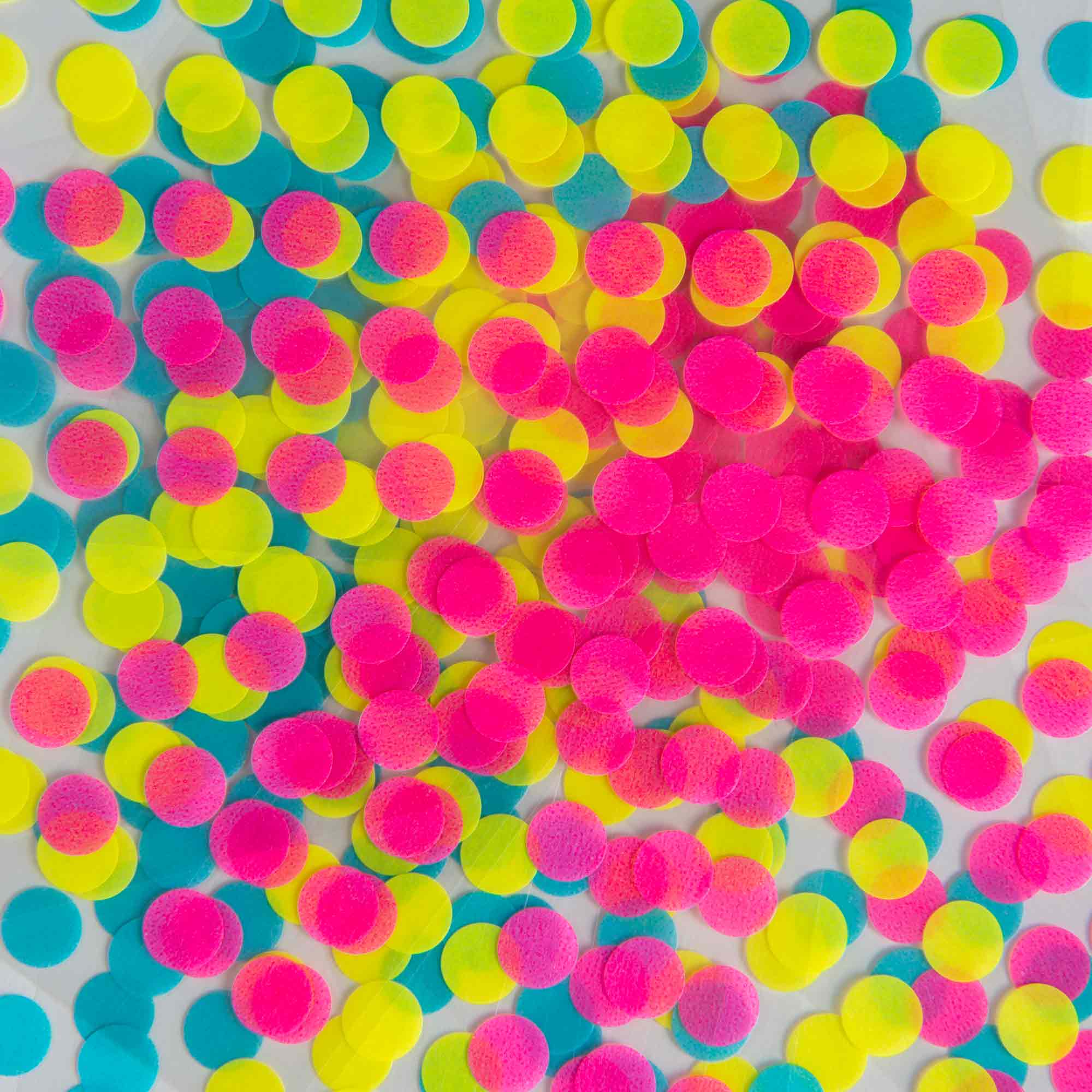 Die Circular Masking Tape Patches von Stalogy ähneln den Kreise-Designs und bestehen aus einer lebendigen Mischung aus kleinen, runden Konfetti in leuchtendem Pink, Gelb und Blau. Diese Stücke bilden ein lebendiges und verspieltes Muster, das zufällig vor einem neutralen Hintergrund verstreut ist.