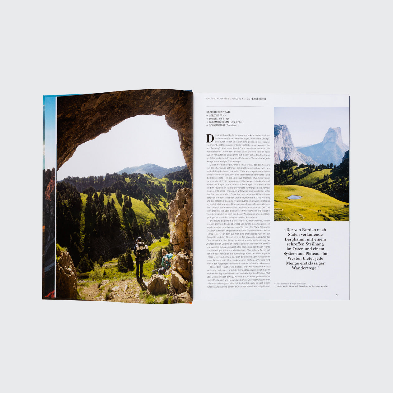 Ein offenes Exemplar von „Wanderlust Alpen“ aus dem Gestalten Verlag zeigt auf der linken Seite ein malerisches Landschaftsfoto von zwei Wanderern, die einen Felsbogen in den Alpen erkunden. Die rechte Seite enthält deutschen Text und ein kleines Landschaftsbild, das den Wanderfieber-Geist perfekt einfängt.