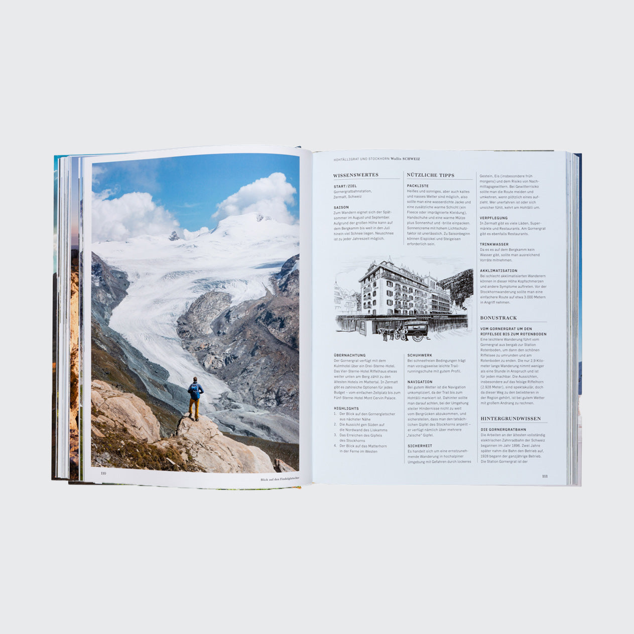 Das Buch „Wanderlust Alpen“ des Gestalten Verlags zeigt auf der linken Seite einen Wanderer in der Nähe eines Gletschers und einer Bergkette unter bewölktem Himmel, während auf der rechten Seite ein Text zum Reiseziel und eine Illustration eines Alpengebäudes zu sehen sind, die das Fernweh nach neuen Abenteuern wecken.