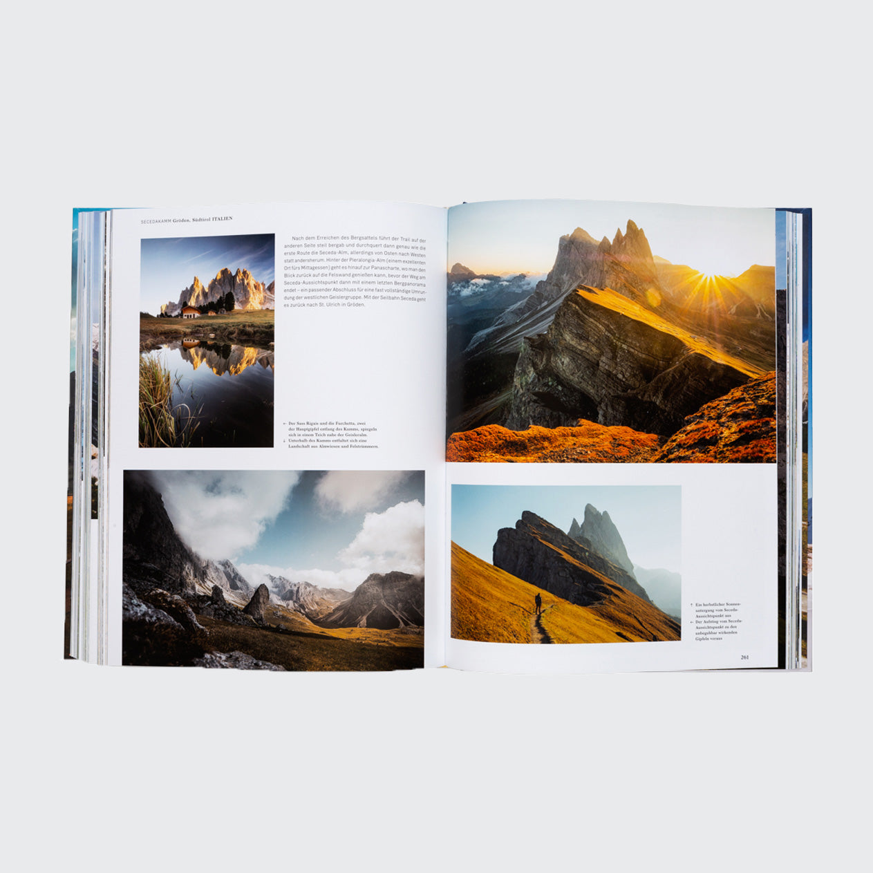 Das Buch „Wanderlust Alpen“ aus dem Gestalten Verlag zeigt malerische Bergfotografien. Die linke Seite zeigt eine spiegelnde Seeszene, während auf der rechten Seite eine sonnenbeschienene majestätische Berglandschaft zu sehen ist, die zum Wanderfieber anregt.