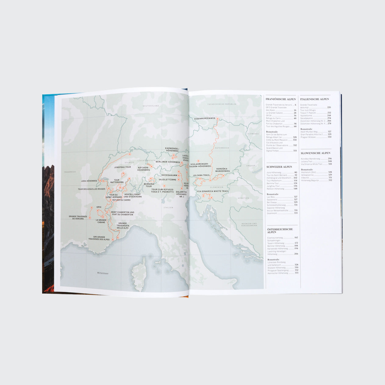 Ein offenes Buch, Wanderlust Alpen vom Gestalten Verlag, zeigt eine Karte von Mitteleuropa mit Routen und Städtenamen und verkörpert den Wanderfieber-Geist. Reiserouten und Preise finden Sie auf der rechten Seite. Die Karte umfasst Länder wie Italien und Frankreich mit Wegen durch die majestätischen Alpen.