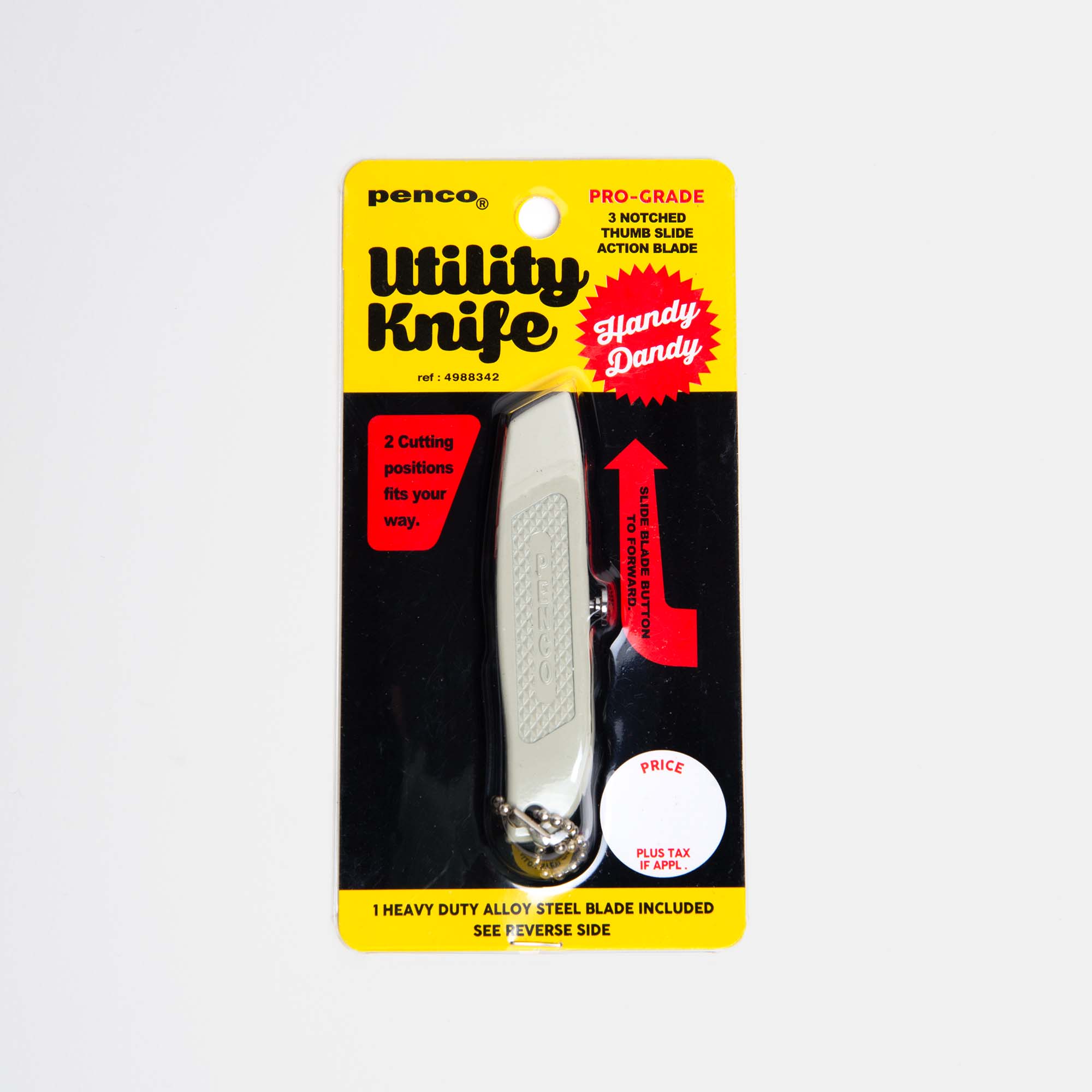 Das Penco Allzweckmesser, auch bekannt als „Cutter an der Kette“, wird in einer Verpackung mit roten und gelben Akzenten geliefert. Es verfügt über ein silbernes Design, zwei Schneidpositionen, eine dünne Gleitklinge und wird mit einer robusten Klinge aus legiertem Stahl mit Ersatzklingen für zusätzlichen Komfort geliefert.