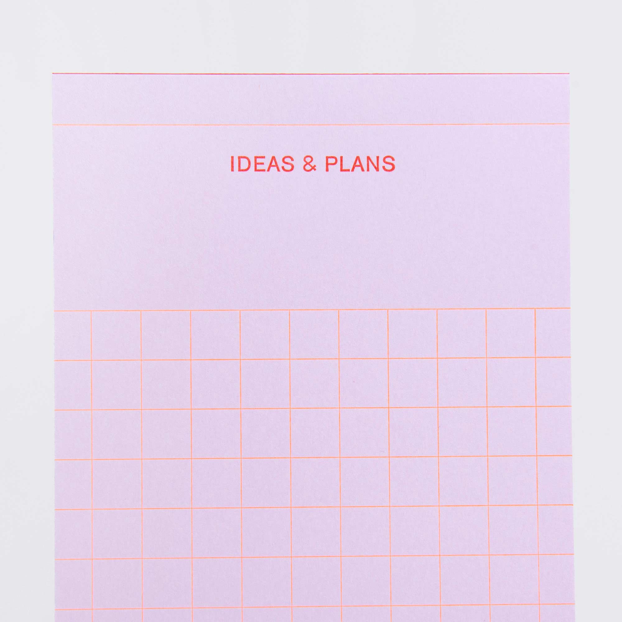 Der Notizblock „Ideen und Gedanken und Pläne“ von Le Typographe ist ein pastellvioletter DIN-langer Planer mit Rasterlayout. „IDEEN & PLÄNE“ ist oben in kräftigem Rot aufgedruckt, ideal für jeden Ideensammler, der nach Organisation durch gleichmäßig verteilte Linien sucht.
