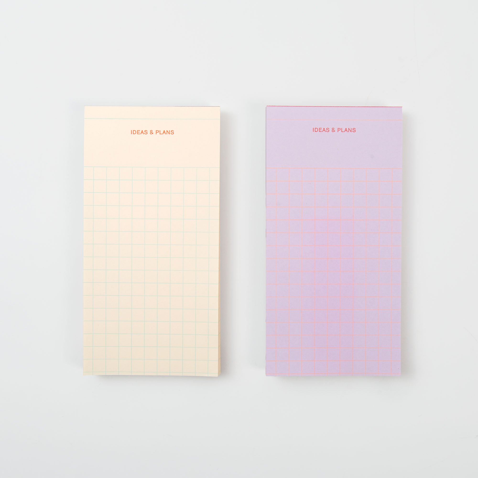 Zwei rechteckige Le Typographe Notizblöcke "Ideen und Gedanken und Pläne" in Beige und Lavendel mit Gittermustern, die oben beschriftet sind, eignen sich ideal als Ideensammler oder Planer und sind nebeneinander auf weißem Hintergrund abgebildet.