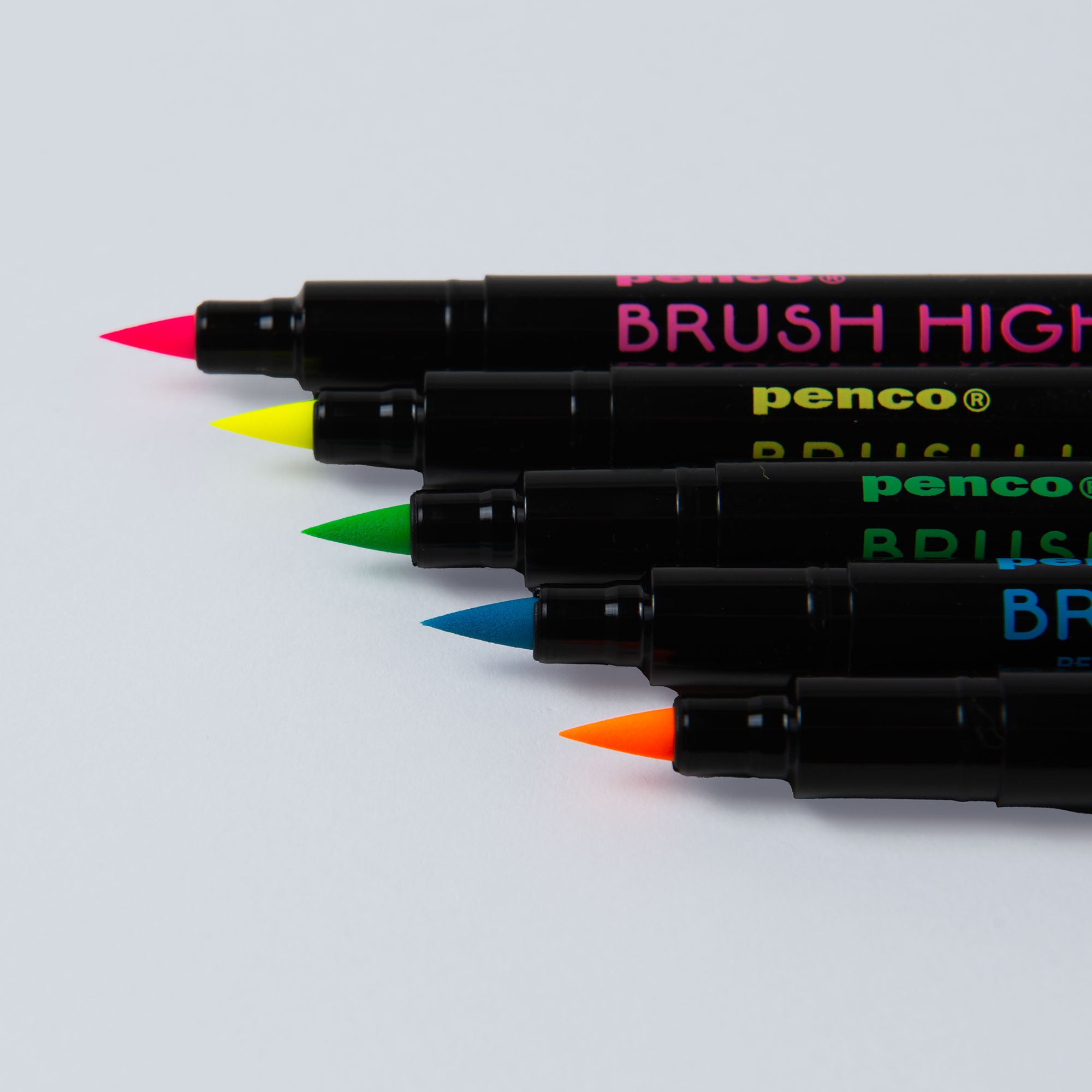 Ein Set mit fünf Pinselstiften von Penco, das Brush Highwriter Set - Textmarker mit Pinselspitze, bietet leuchtende Rot-, Gelb-, Grün-, Blau- und Orangetöne. Mit schwarzen Gehäusen und lebendigem „BRUSH HIGH“- und „Penco“-Text sind sie ideal, um Ihre Kreationen zu beleben und dienen als perfekte Textmarker.