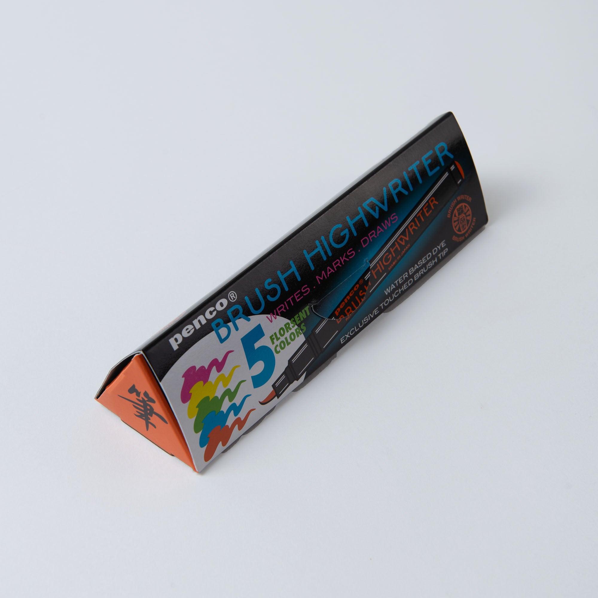 Das Penco Brush Highwriter Set – Textmarker mit Pinselspitze wird in einer dreieckigen schwarzen Box geliefert und enthält fünf leuchtende Farben mit Pinselstrichen ähnlich einem Textmarker.