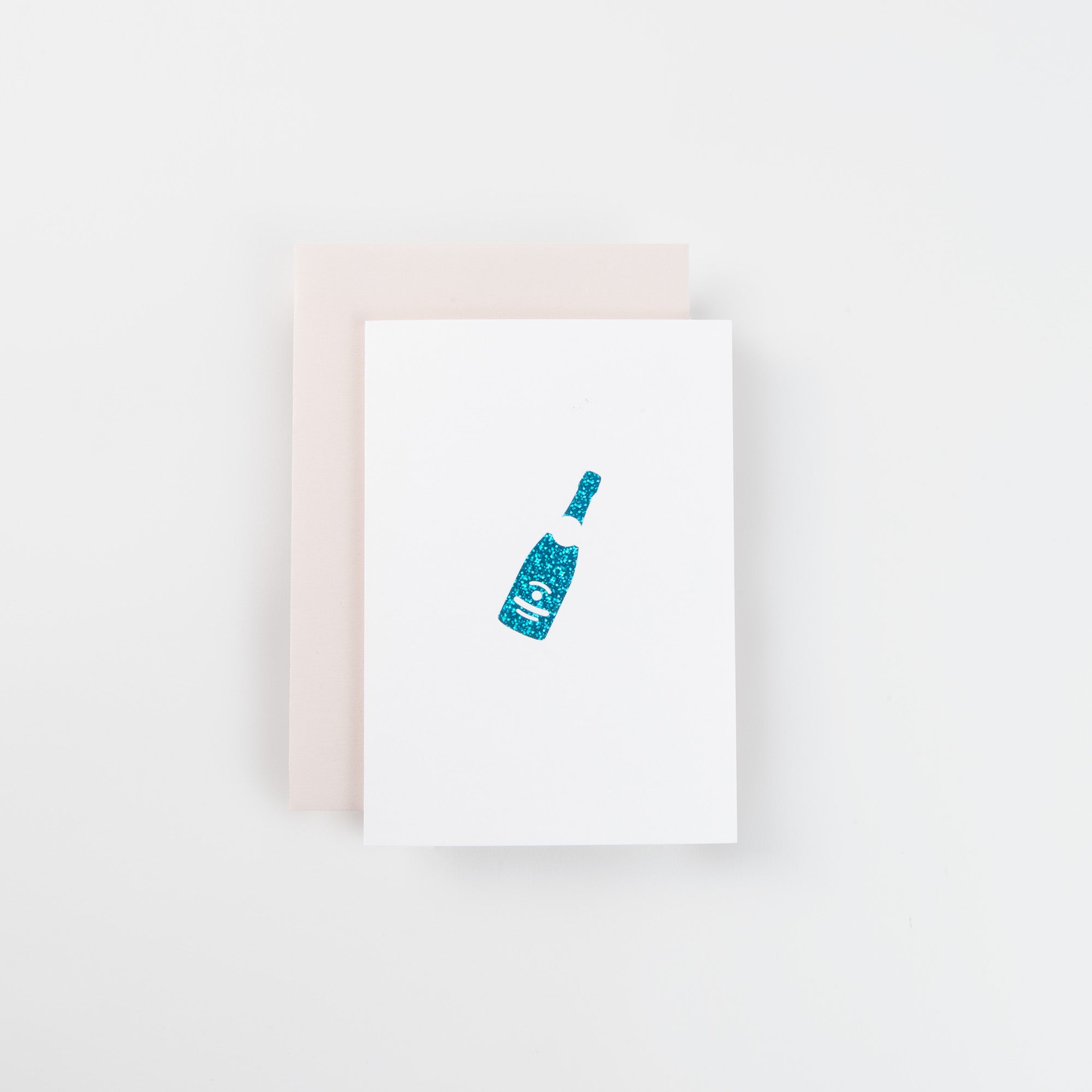 Die A6 Karte "Champagner" von paperlux.store ist eine weiße Grußkarte mit einem minimalen blauen Weinflaschendesign, das auf einem hellbeigen Umschlag auf einem schlichten weißen Hintergrund abgebildet ist.