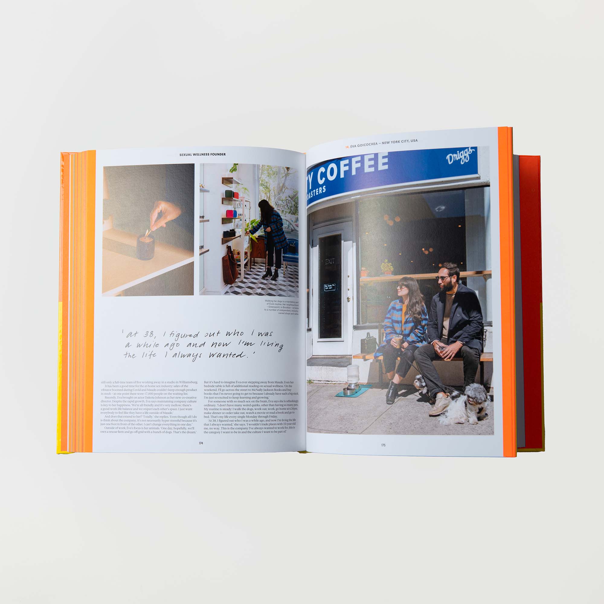Das Buch „Work Better. Live Smarter. Be Happier.“ vom Gestalten Verlag zeigt Lifestyle-Bilder; die linke Seite zeigt Hände mit einem Glas, bunte Wäscheklammern und eine Person an einem Fenster, während auf der rechten Seite zwei Menschen mit einem Hund vor „Drippy Coffee“ zu sehen sind, die Freude an ihrem persönlichen Rückzugsort erleben.