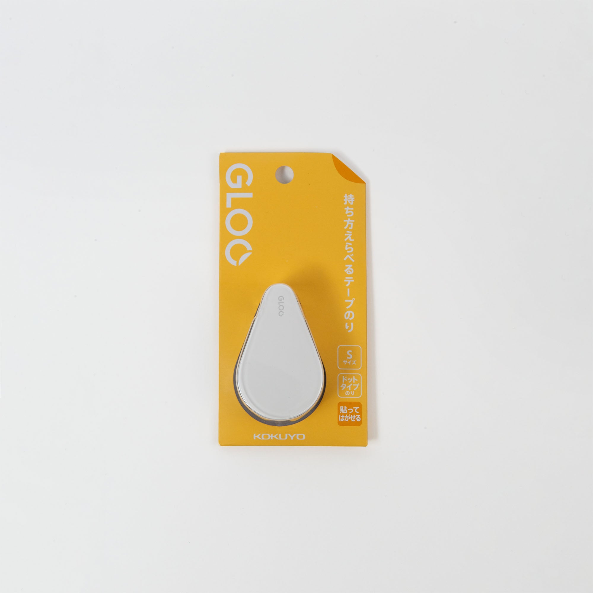 Ein weißer, tropfenförmiger Klebespender mit gelber Kartonrückseite und japanischem Text der Marke „GLOO Tape Klebestreifen Repositionierbar“ von Kokuyo kombiniert elegante Funktion und Form, um Aufmerksamkeit zu erregen und Neugier zu wecken.