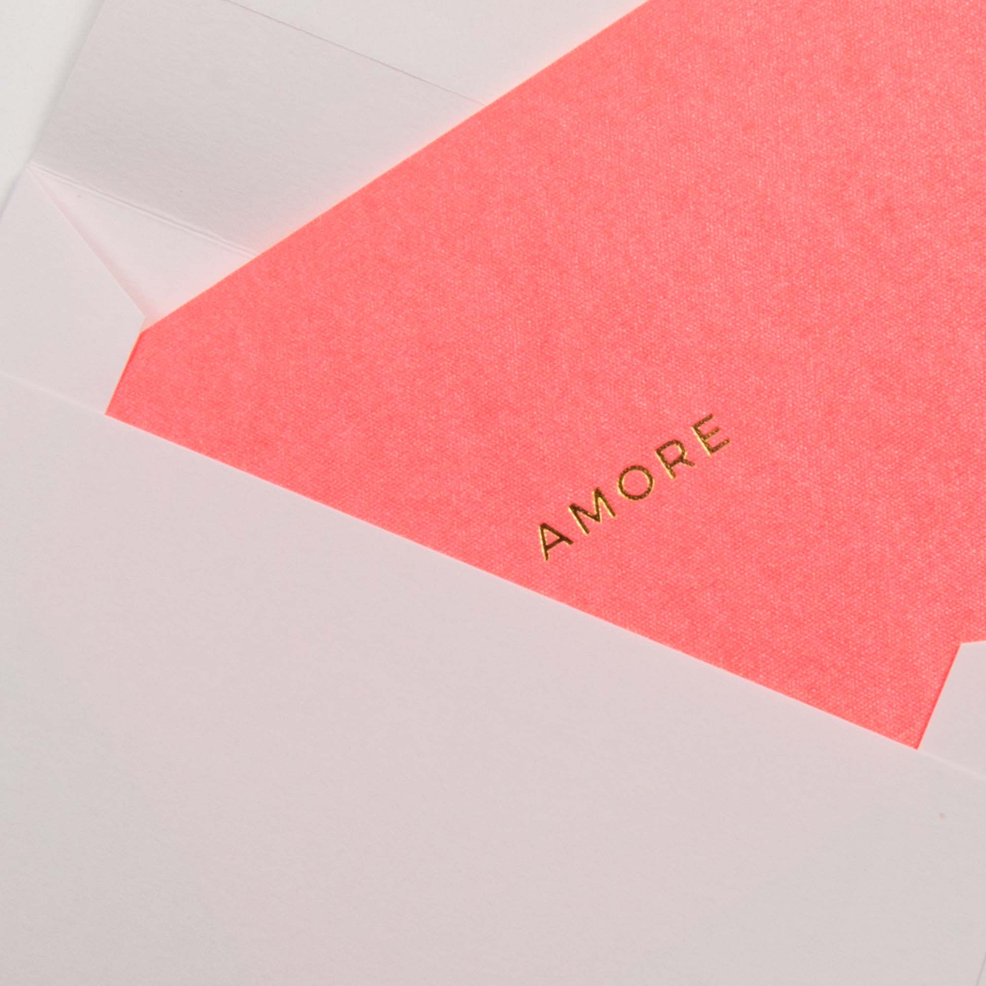 Nahaufnahme eines weißen Umschlags mit der Karte Kärtchen AMORE von Gmund, auf der in goldenen Lettern "AMORE" auf elegantem Gmund-Papier steht.