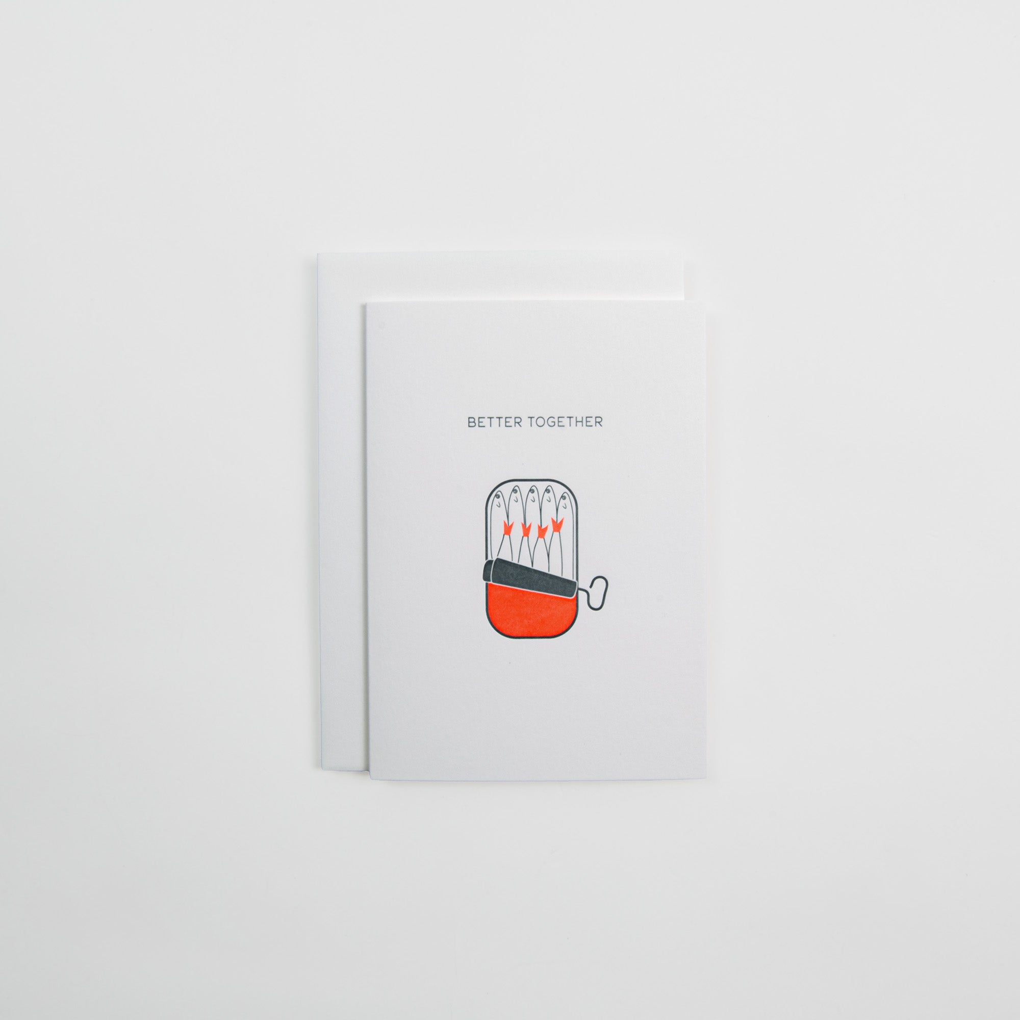 Die Karte "Better Together" von Gmund ist eine charmante Letterpress-Karte mit einem roten Becher und fünf grauen Bleistiften, dem Text "BETTER TOGETHER" und einem weißen Umschlag - perfekt für besondere Anlässe.