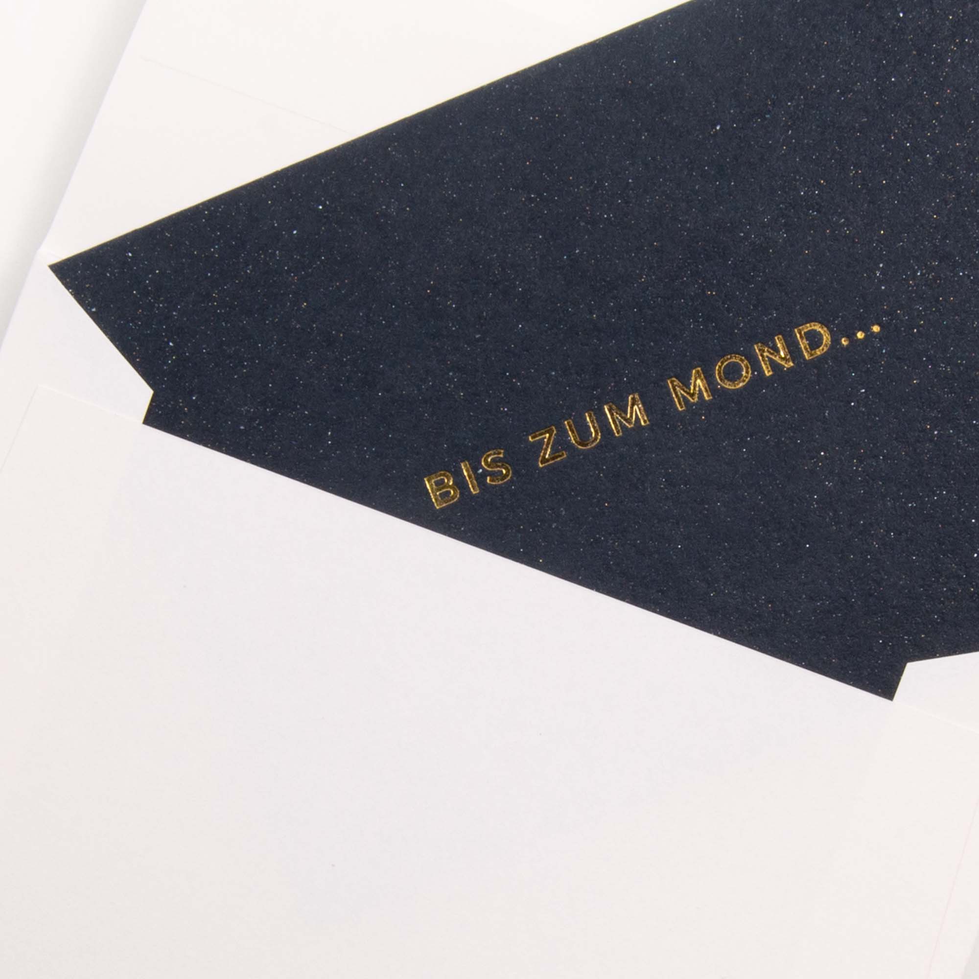 Ein dunkles, sterngesprenkeltes Kärtchen "Bis zum Mond" von Gmund ist im Buchdruck mit goldenem Text bedruckt und kommt in einem weißen Umschlag daher - eine verträumte, raffinierte Ergänzung Ihrer Sammlung.