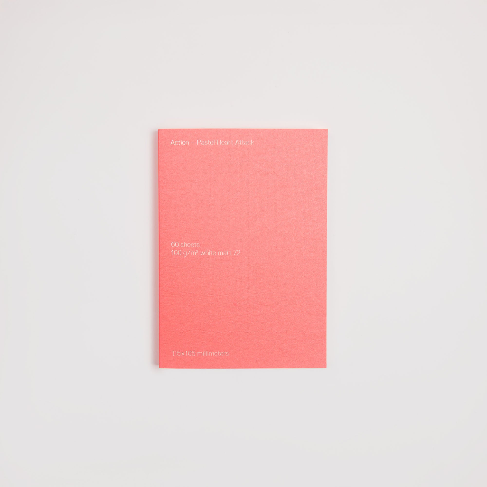 Ein korallenrosa Gmund Notiz(blatt) von Gmund, DIN A6, aus durchgefärbtem Gmund-Papier, mit weißem Text mit Details-Action - Planil Host / Attack, 60 Blatt, 100g/m², 11x0,5x16,8 mm-auf einfarbig weißem Hintergrund.