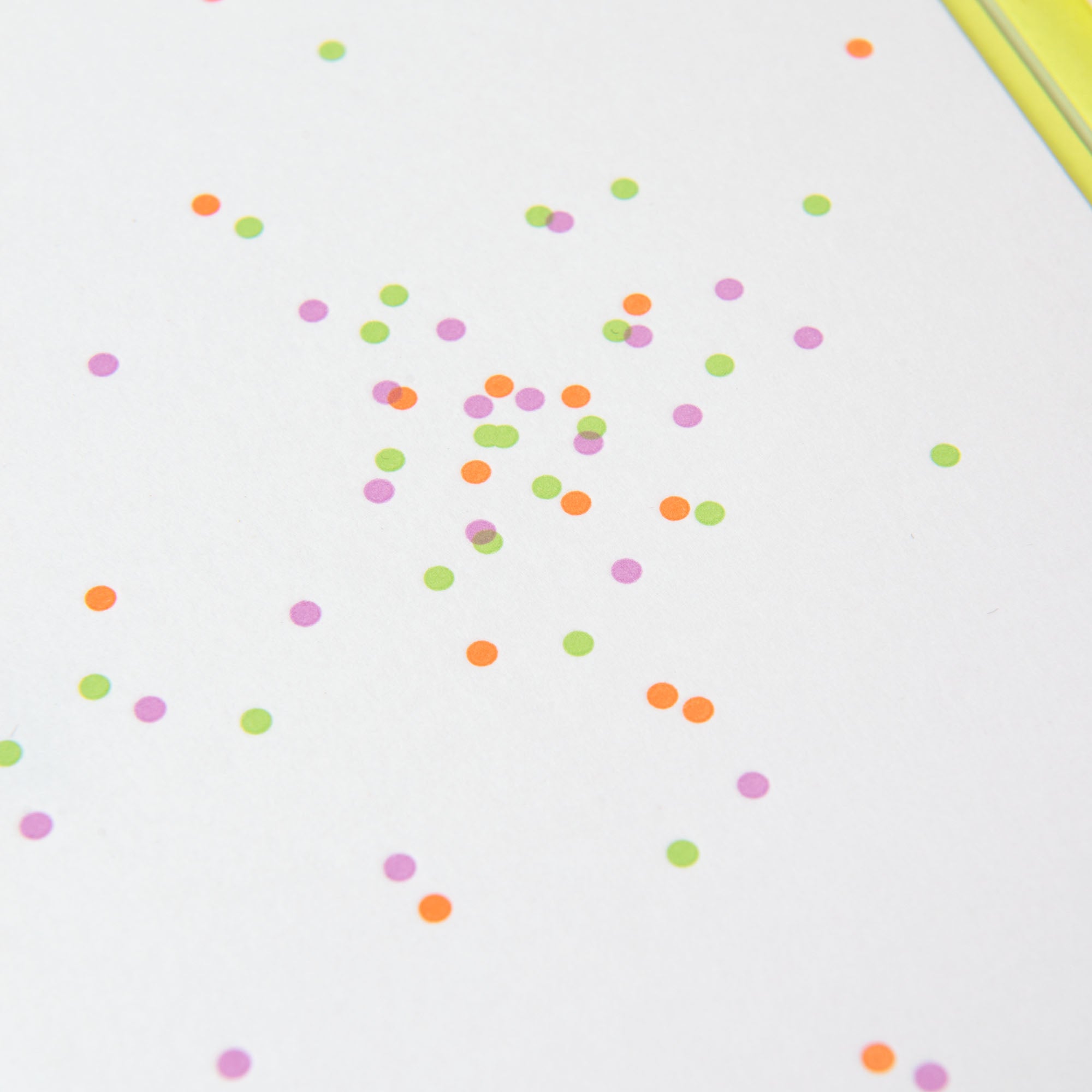 Kleine, bunte Konfettipunkte in Grün, Orange und Lila sind auf weißem Untergrund verstreut wie verspielte Motive aus dem Grußkartenset YEAH & Konfetti von paperlux.store. Durch die zufällige Verteilung entsteht ein festliches Erscheinungsbild, das an festliche Karten erinnert.