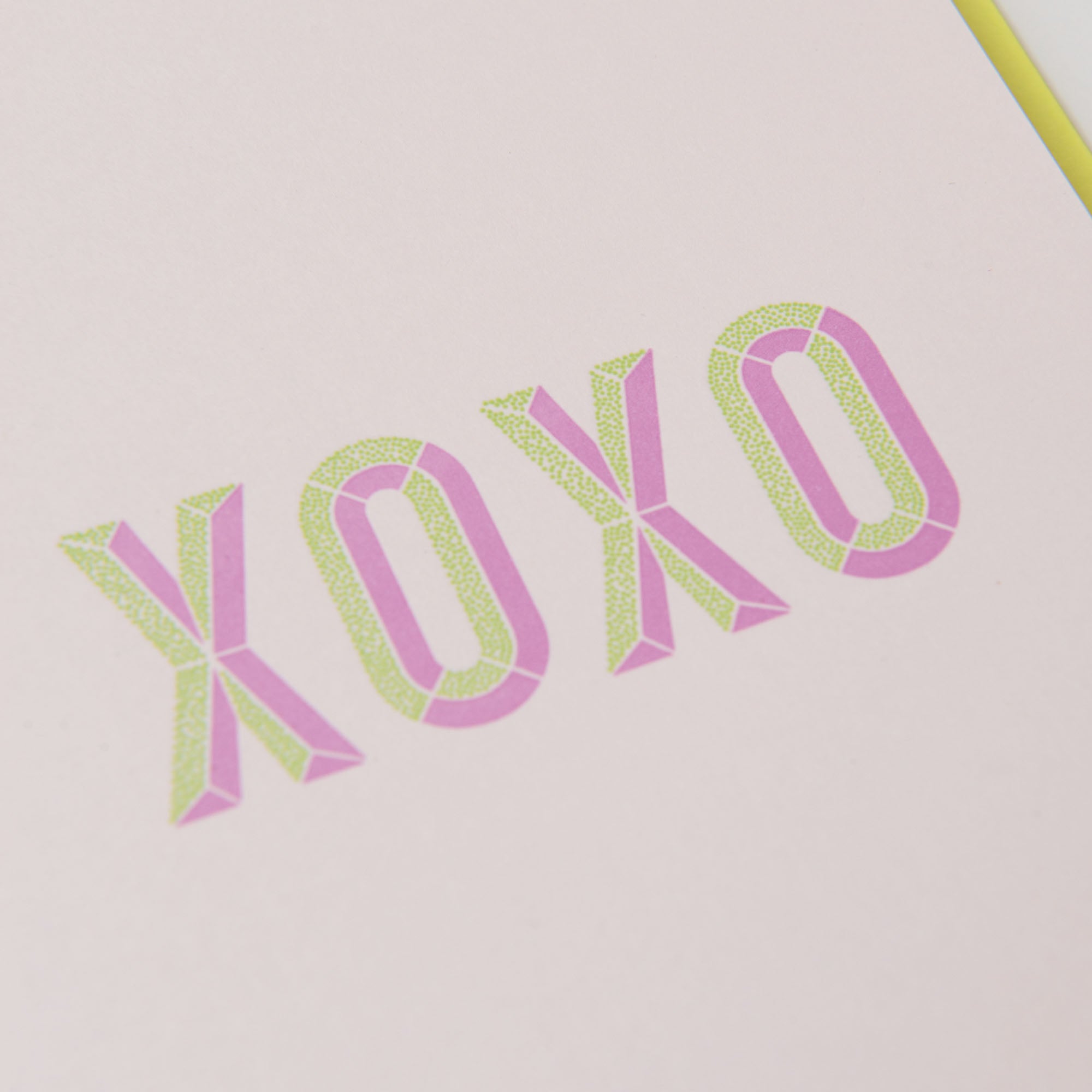 Das „Grußkartenset YEAH & Konfetti“ von paperlux.store besteht aus einer blassrosa Karte mit dem kräftigen, strukturierten Letterpress-Schriftzug „XOXO“. Grüne gemusterte Buchstaben mit rosa Umrissen und einem gelben Rand auf hochwertigem Gmund-Papier verleihen ihm eine elegante Note.