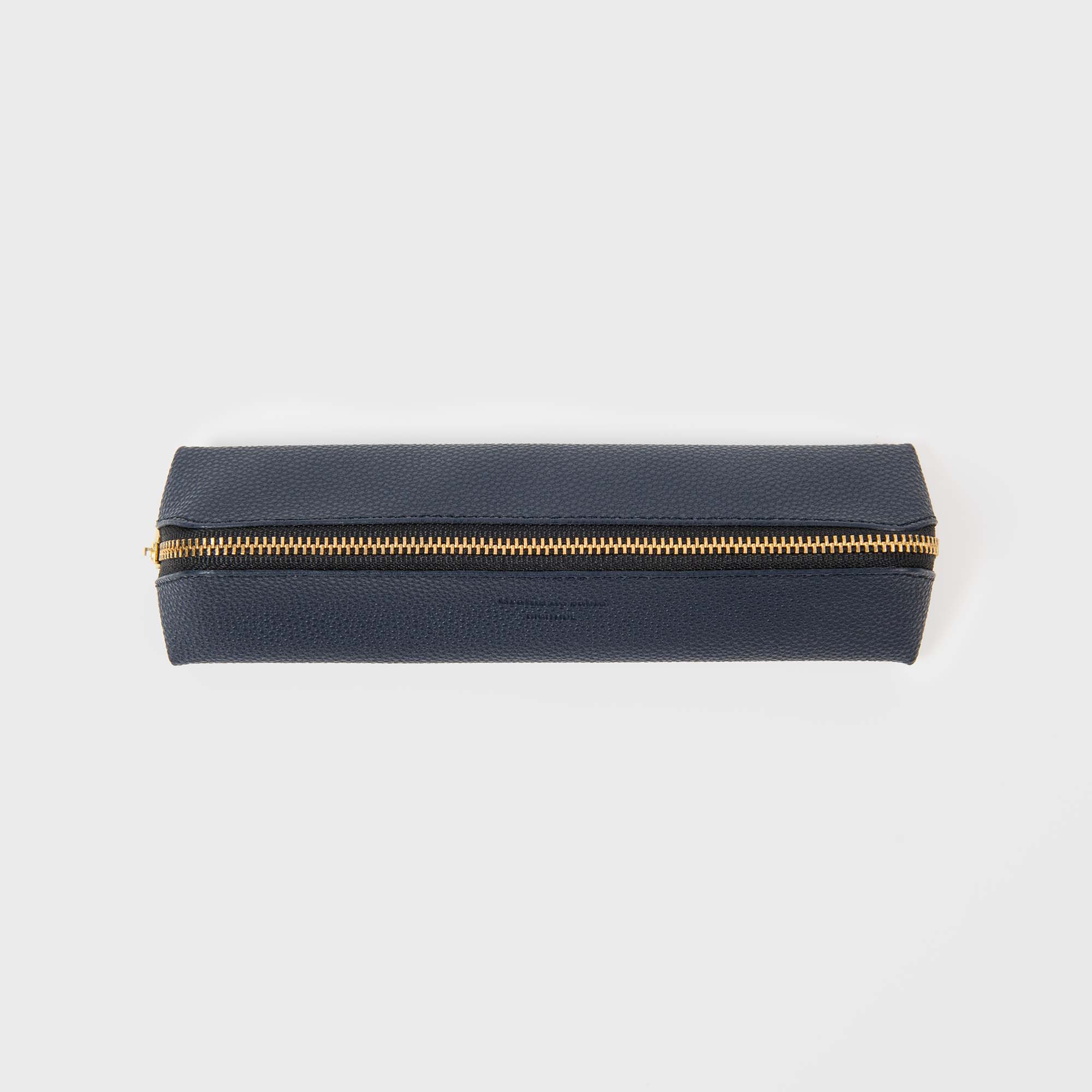 Vor einem schlichten weißen Hintergrund ist ein Hightide Fastener Pen Case aus schwarzem PVC-Material mit einem kupferfarbenen Reißverschluss abgebildet.