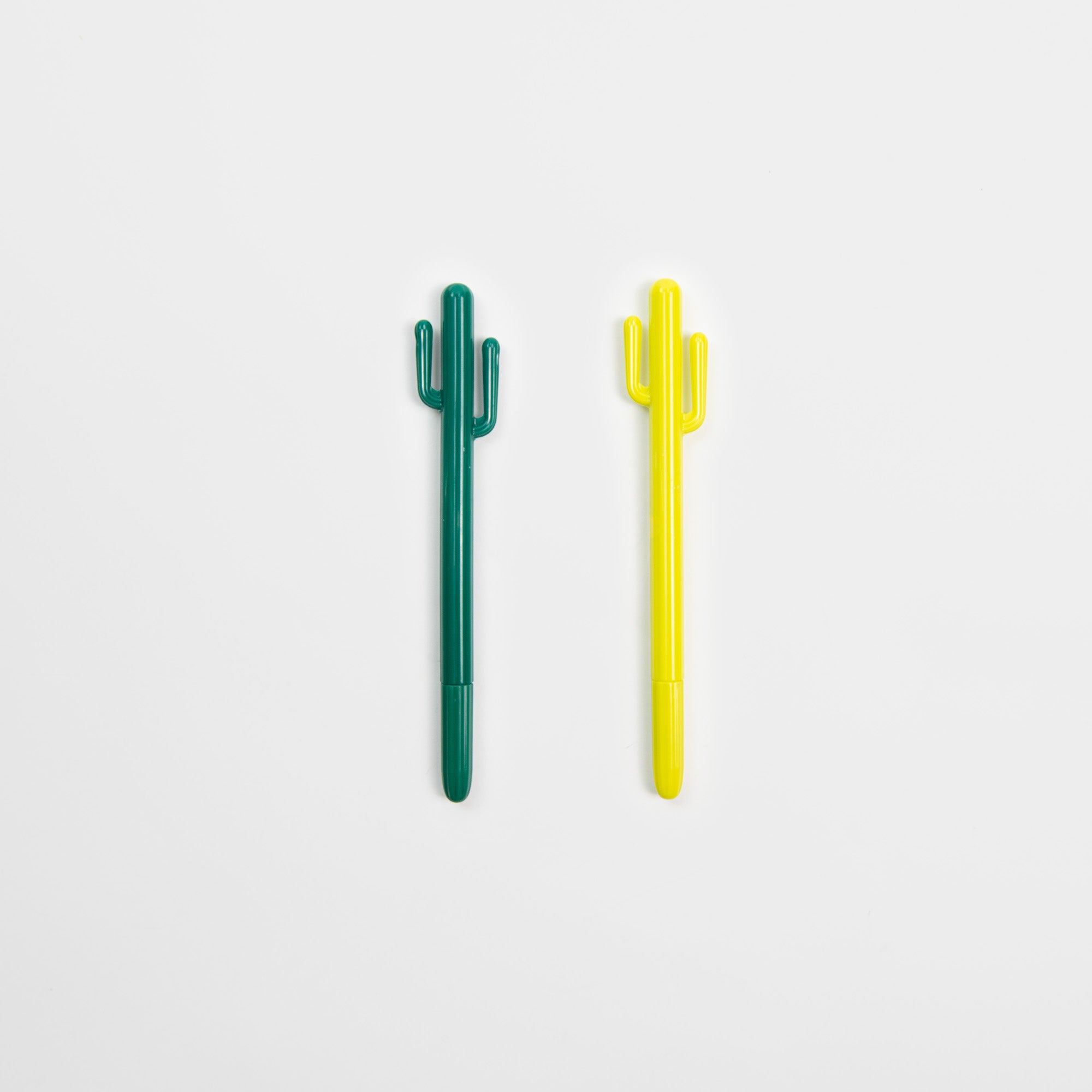 Zwei nachfüllbare Kugelschreiber, der Hightide Cactus Pen in Dunkelgrün und Knallgelb, liegen nebeneinander auf weißem Hintergrund.