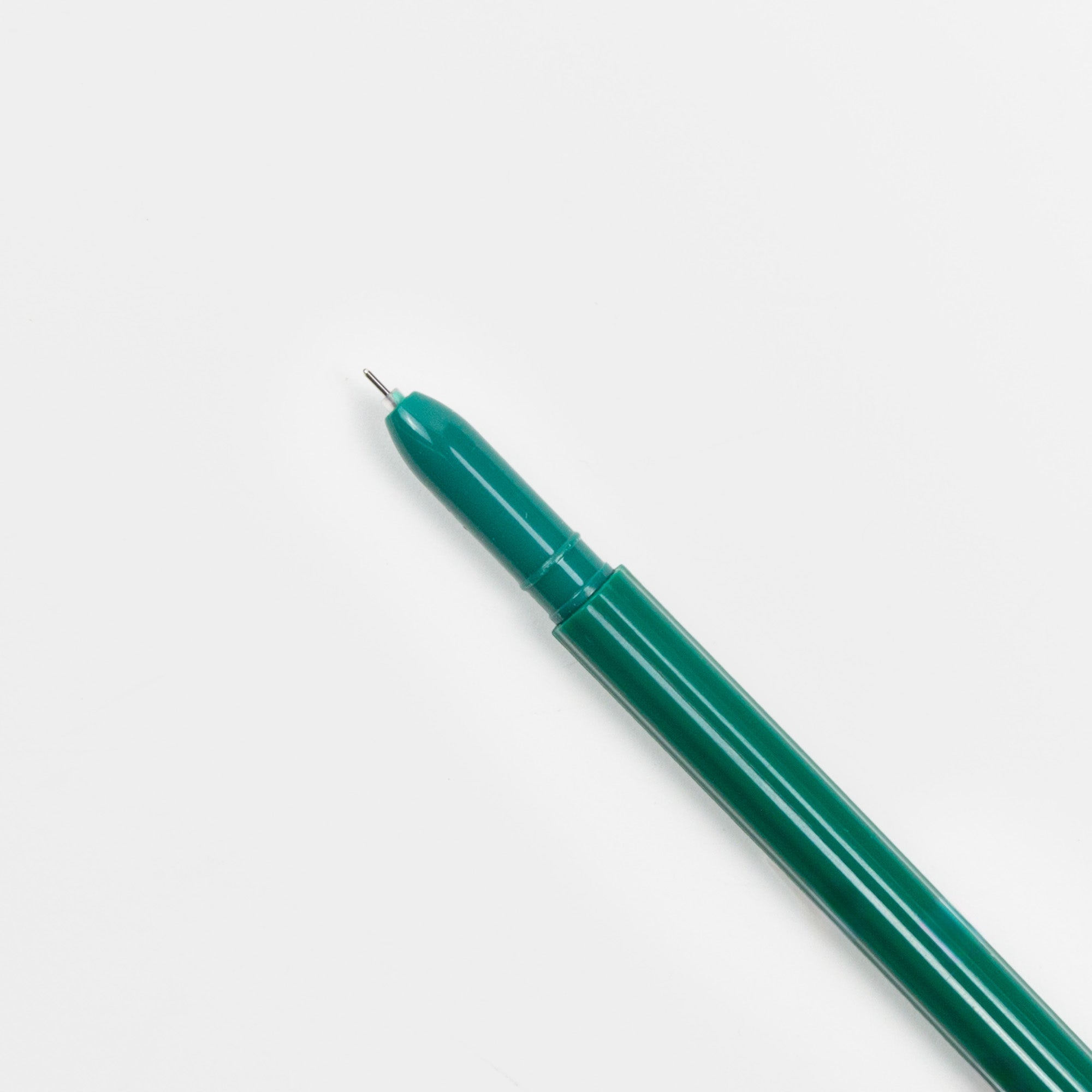 Ein grüner Hightide-Kaktus-Stift ist diagonal auf einem weißen Hintergrund positioniert, wobei seine Spitze in die obere linke Ecke zeigt.