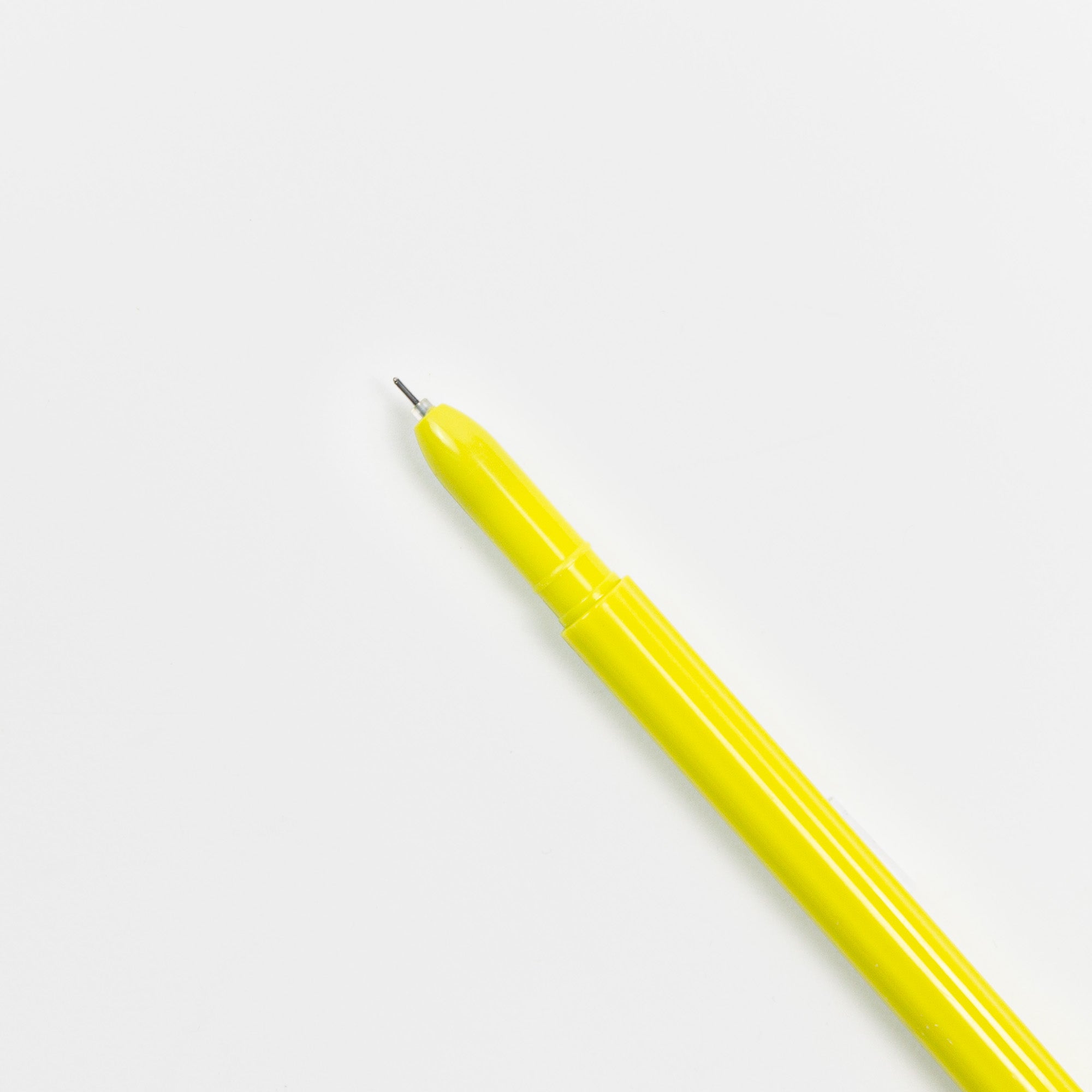 Ein nachfüllbarer Hightide Cactus Pen in Gelb mit exponierter Spitze liegt diagonal auf weißem Hintergrund und zeigt zur oberen linken Ecke.