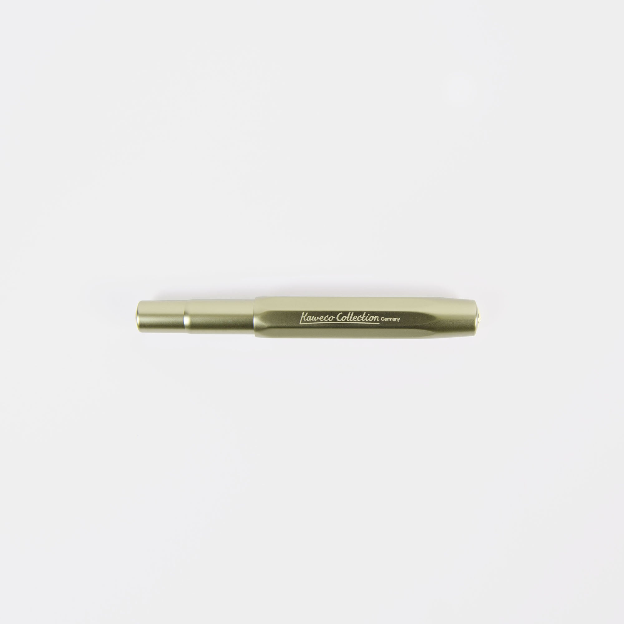 Dieser metallic-grüne „Füllhalter – limitierte Edition Olivine“ von Kaweco mit der Gravur „Kaweco Collection Germany“ ruht elegant auf einem schlichten weißen Hintergrund.
