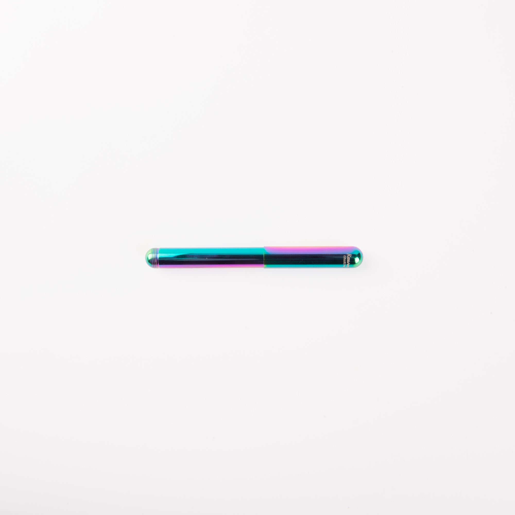 Der Kaweco Liliput Füllhalter - Kolibri Edition von Kaweco zeichnet sich durch einen metallisch glänzenden Farbverlauf in Blau, Grün und Violett aus und liegt waagerecht auf einem einfarbig weißen Hintergrund.