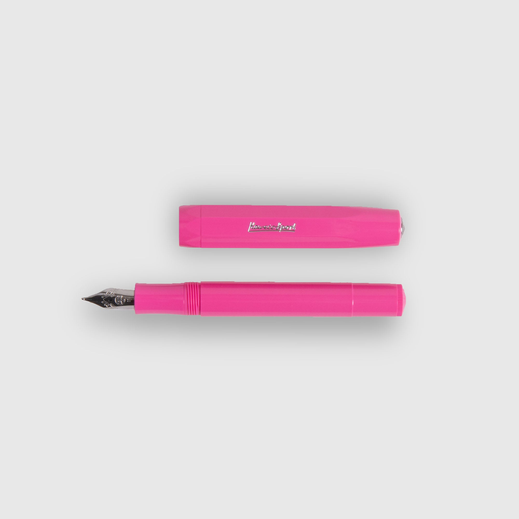 Ein leuchtend pinker Kaweco Skyline Sport - Füllhalter von Kaweco mit silberner Feder liegt neben der passenden Kappe, beide waagerecht auf einem schlichten hellgrauen Hintergrund positioniert.