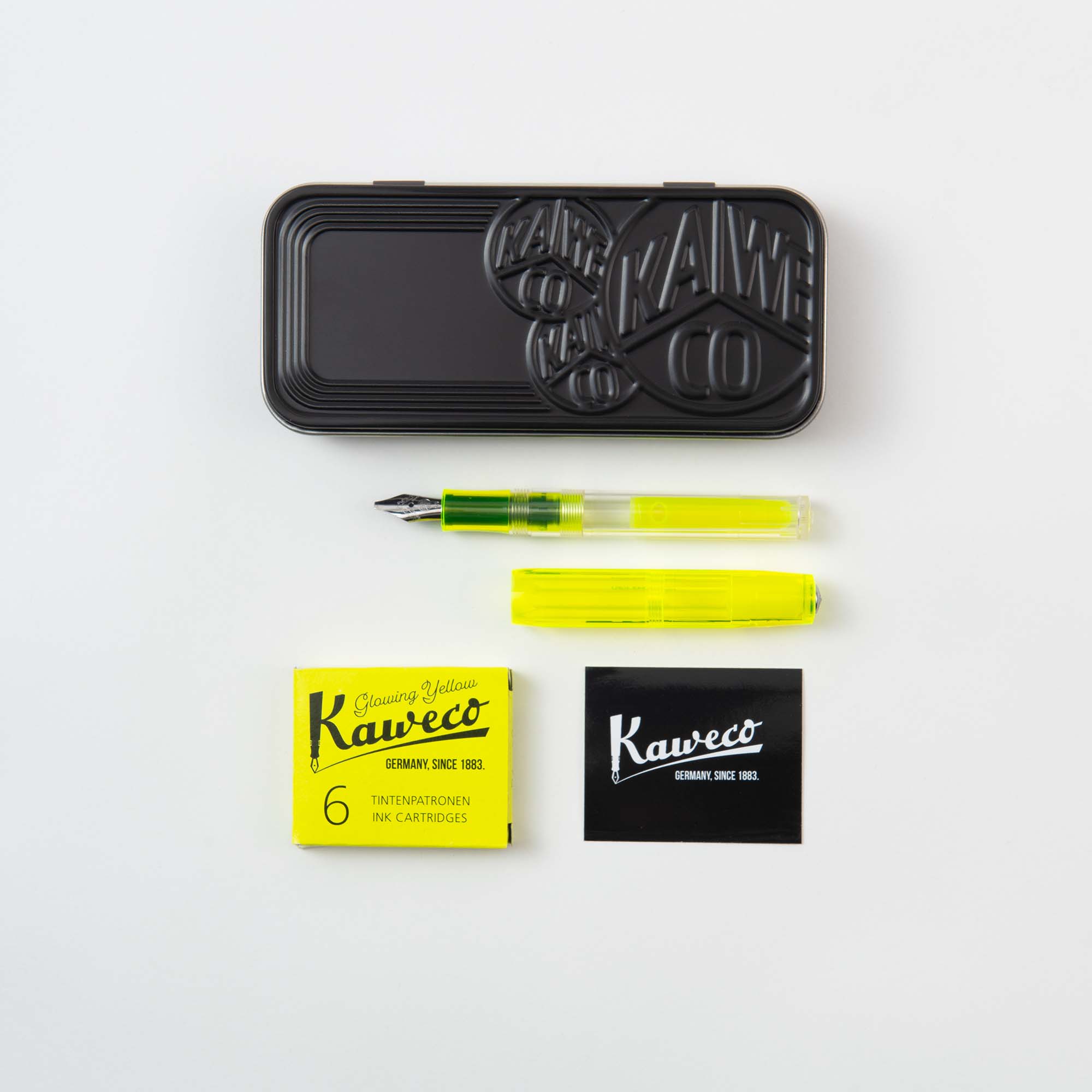 In einem offenen schwarzen Stifteetui wird ein Kaweco Highlighter Set Neongelb präsentiert, das einen neongelben Füllfederhalter mit silberner Feder enthält. Darunter bilden eine passende gelbe Box mit sechs Tintenpatronen und ein schwarzes Heft oder ein schwarzer Aufkleber ein elegantes Ensemble für Ihre Schreib- und Lernbedürfnisse.