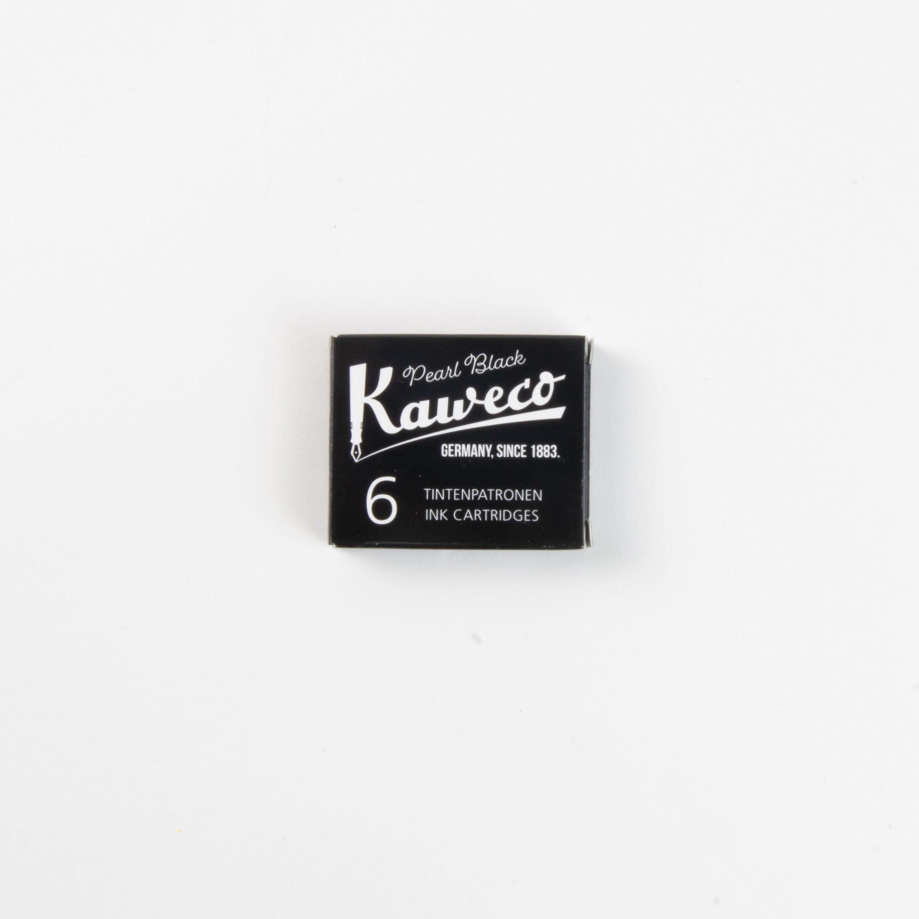 Eine schwarze Schachtel Kaweco Tintenpatronen - 6er Set ruht auf einem weißen Hintergrund, mit dem Kaweco Logo und dem Hinweis, dass sie 6 Tintenpatronen für Ihren Kaweco Füllfederhalter enthält.