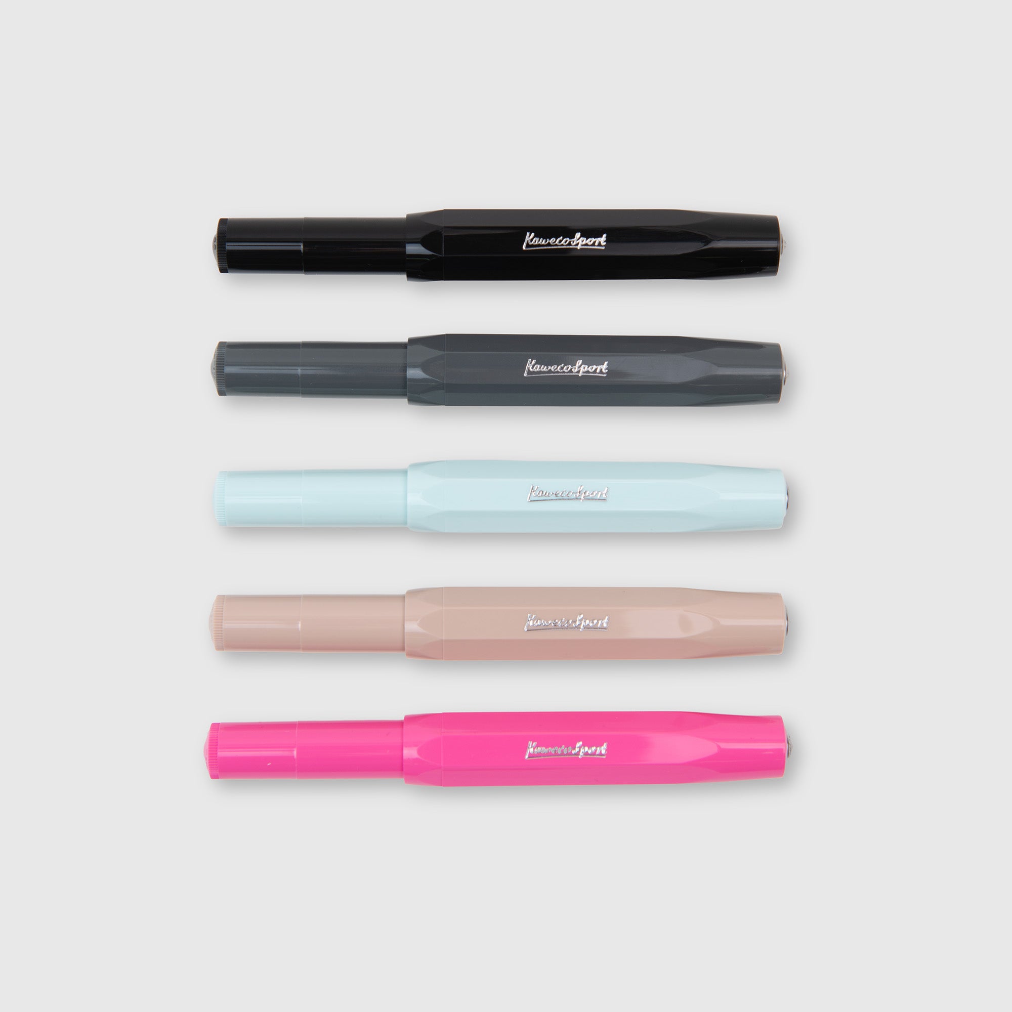 Fünf Kaweco Skyline Sport – Füllhalter von Kaweco sind horizontal auf einem hellen Hintergrund angeordnet. Die Füllhalter sind von oben nach unten in den Farben Schwarz, Dunkelgrau, Hellblau, Beige und Rosa dargestellt.