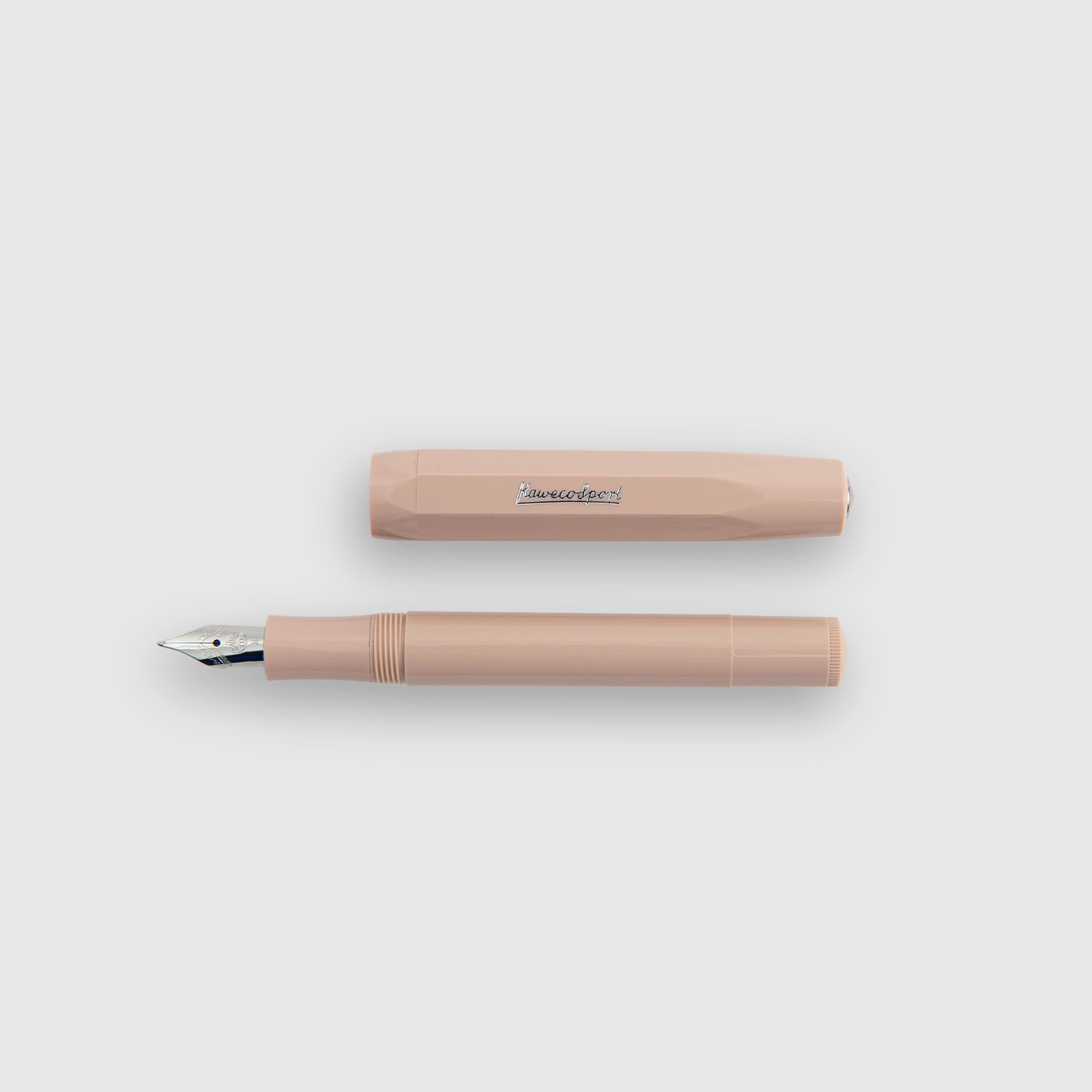 Ein Kaweco Skyline Sport - Füllhalter von Kaweco in Beige, mit freiliegender silberner Feder, ruht ohne Kappe auf einem schlichten hellen Hintergrund; die Kappe befindet sich oberhalb des Stiftkörpers.