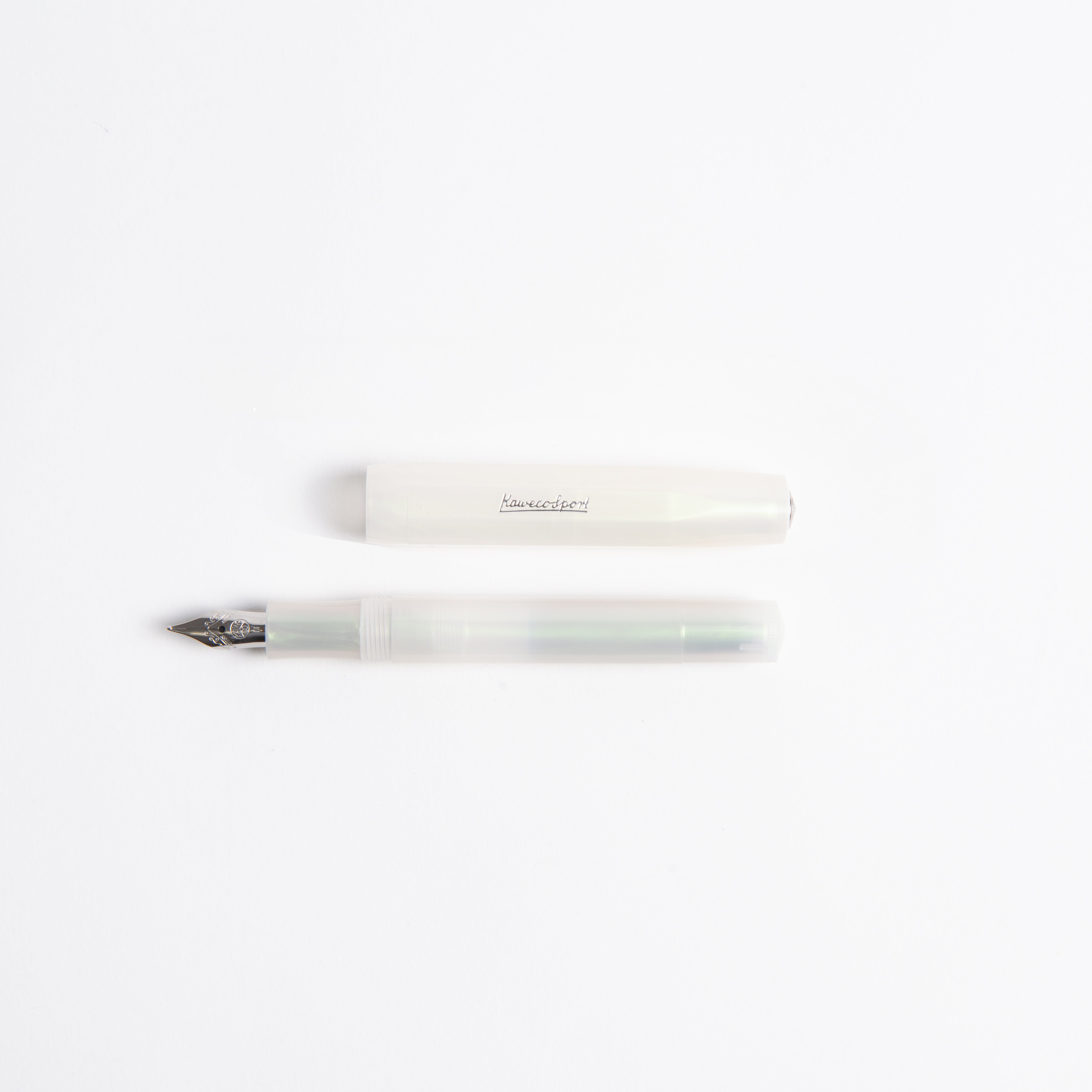 Ein Kaweco Lunar Sport - Füllhalter von Kaweco, hergestellt aus robustem ABS-Kunststoff, wird unverschlossen auf weißem Hintergrund gezeigt.
