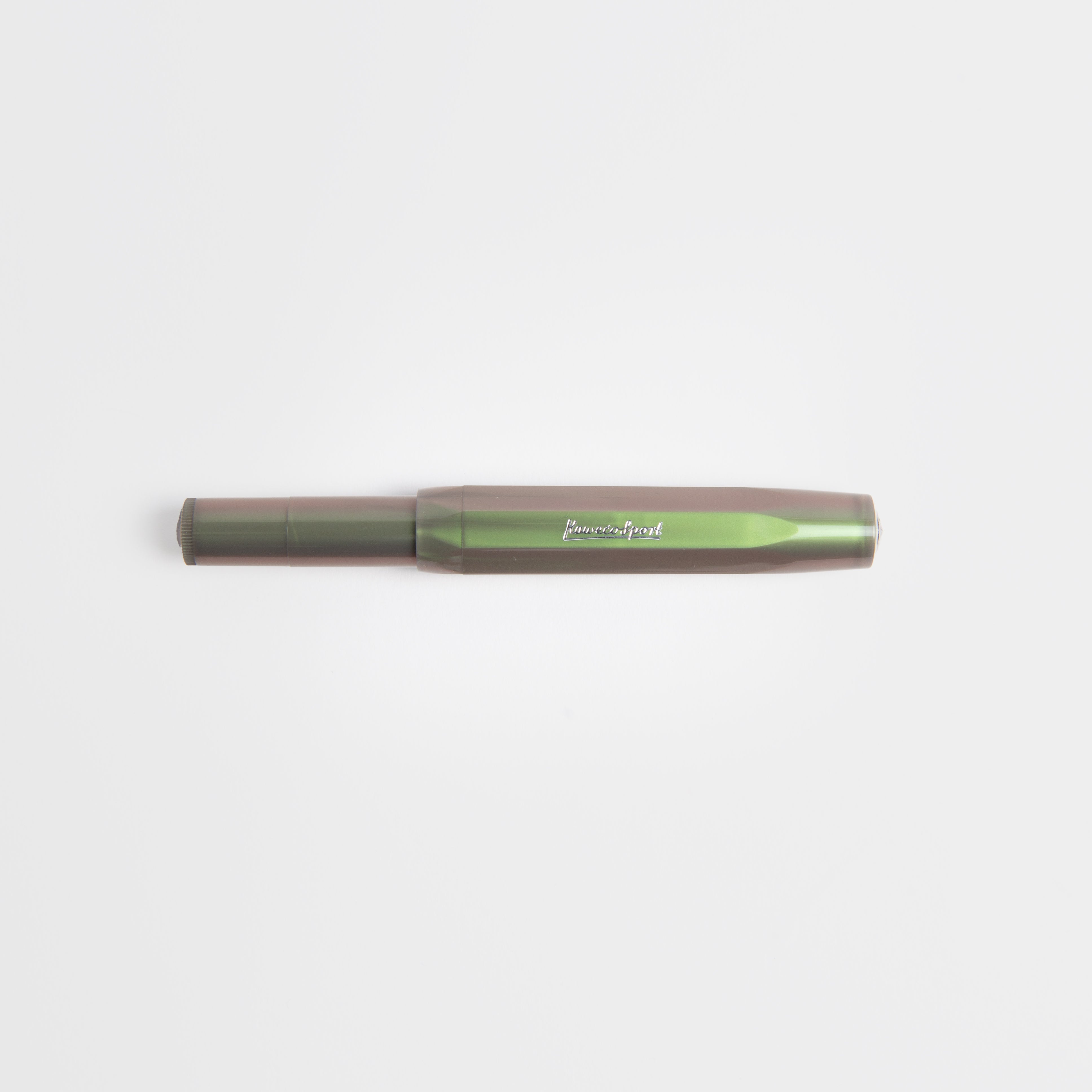 Ein Kaweco Lunar Sport - Füllhalter von Kaweco, aus metallisch grünem ABS-Kunststoff mit eingraviertem "Kaweco Sport" auf der Kappe, ist waagerecht auf einem einfarbig weißen Hintergrund abgebildet.