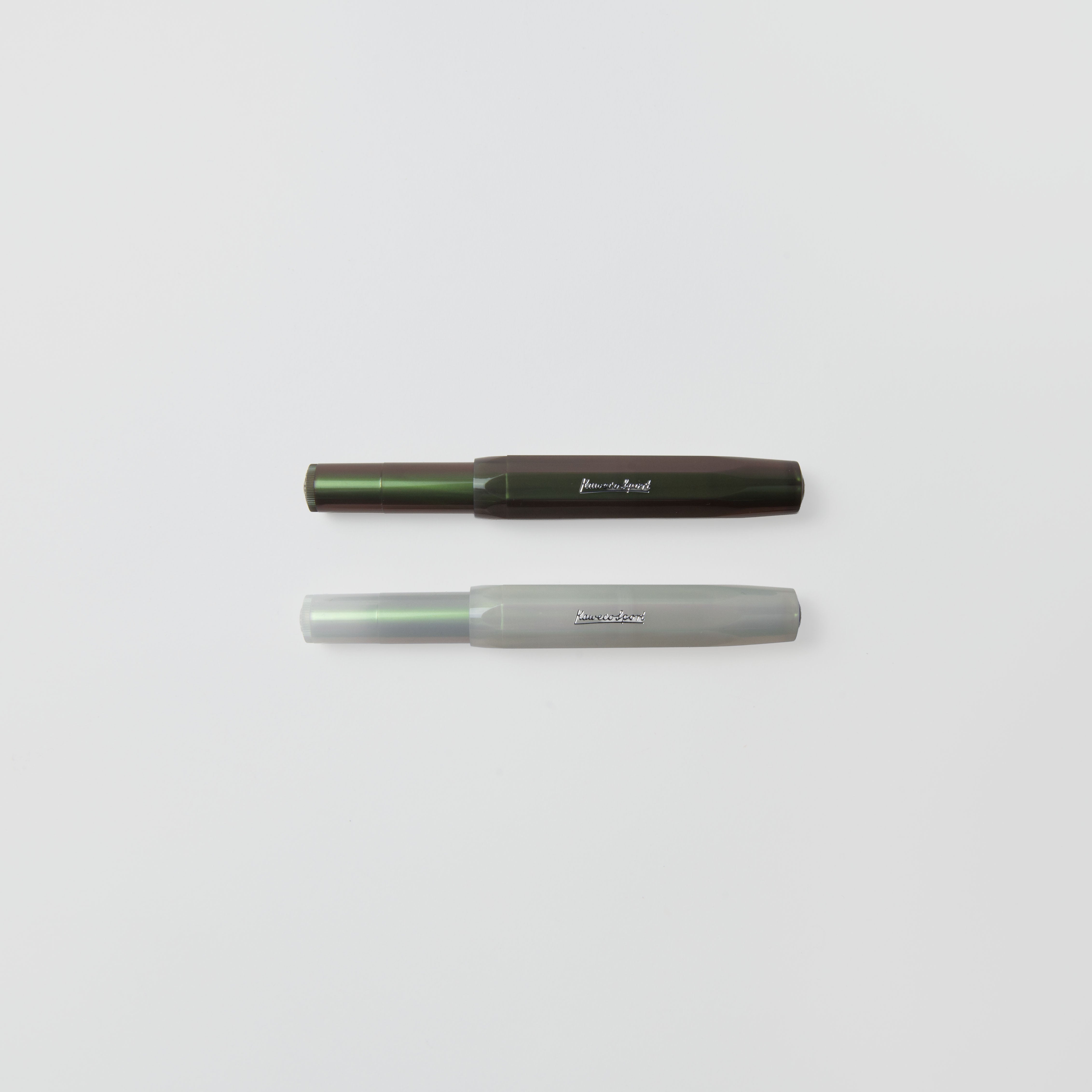 Ein gekappter Kaweco Lunar Sport Kugelschreiber von Kaweco ruht waagerecht auf einem schlichten weißen Hintergrund.