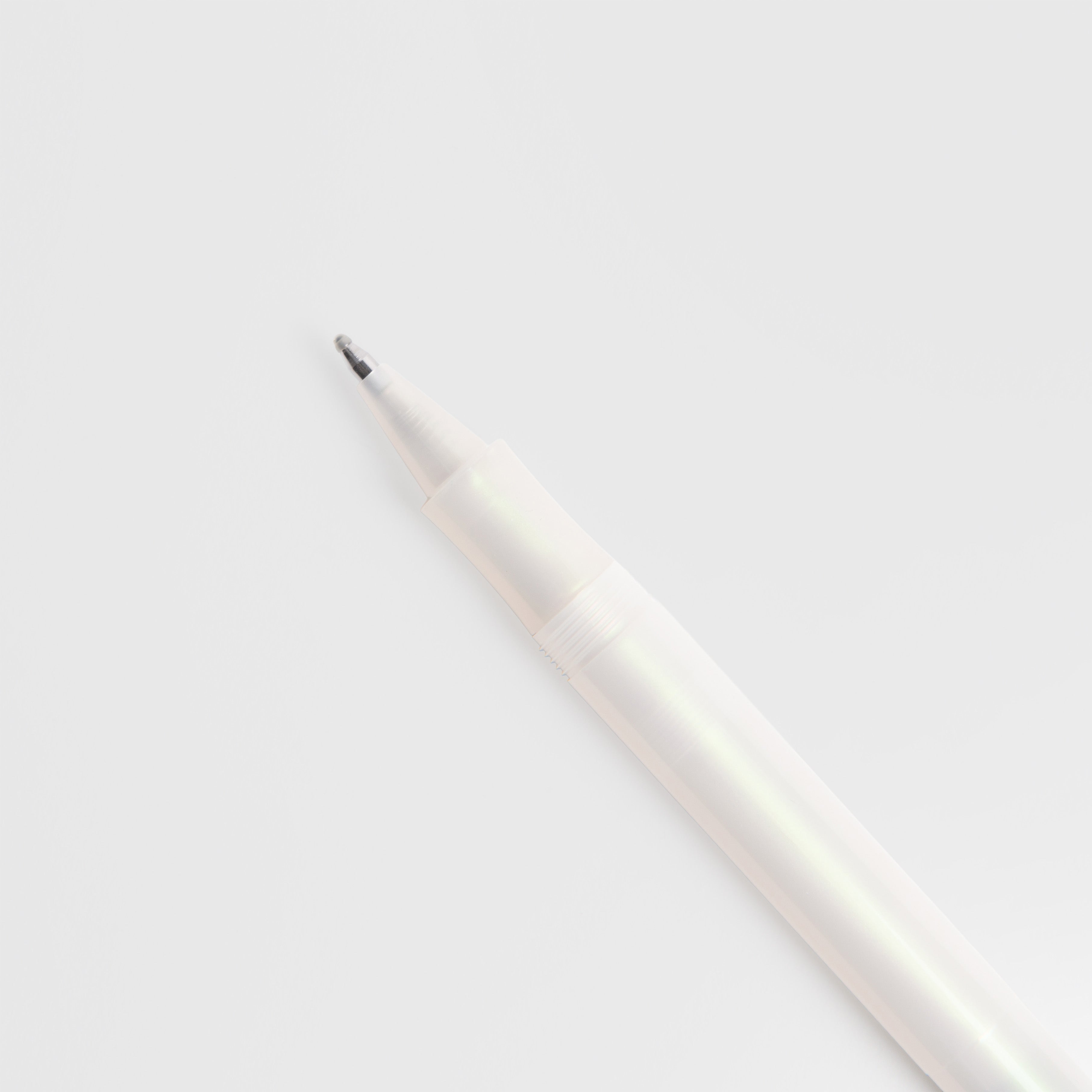 Eine Nahaufnahme eines Kaweco Lunar Sport - Kugelschreibers mit freiliegender Spitze, diagonal auf einem einfarbig weißen Hintergrund positioniert, was seinen subtilen Glanz wunderbar zur Geltung bringt.