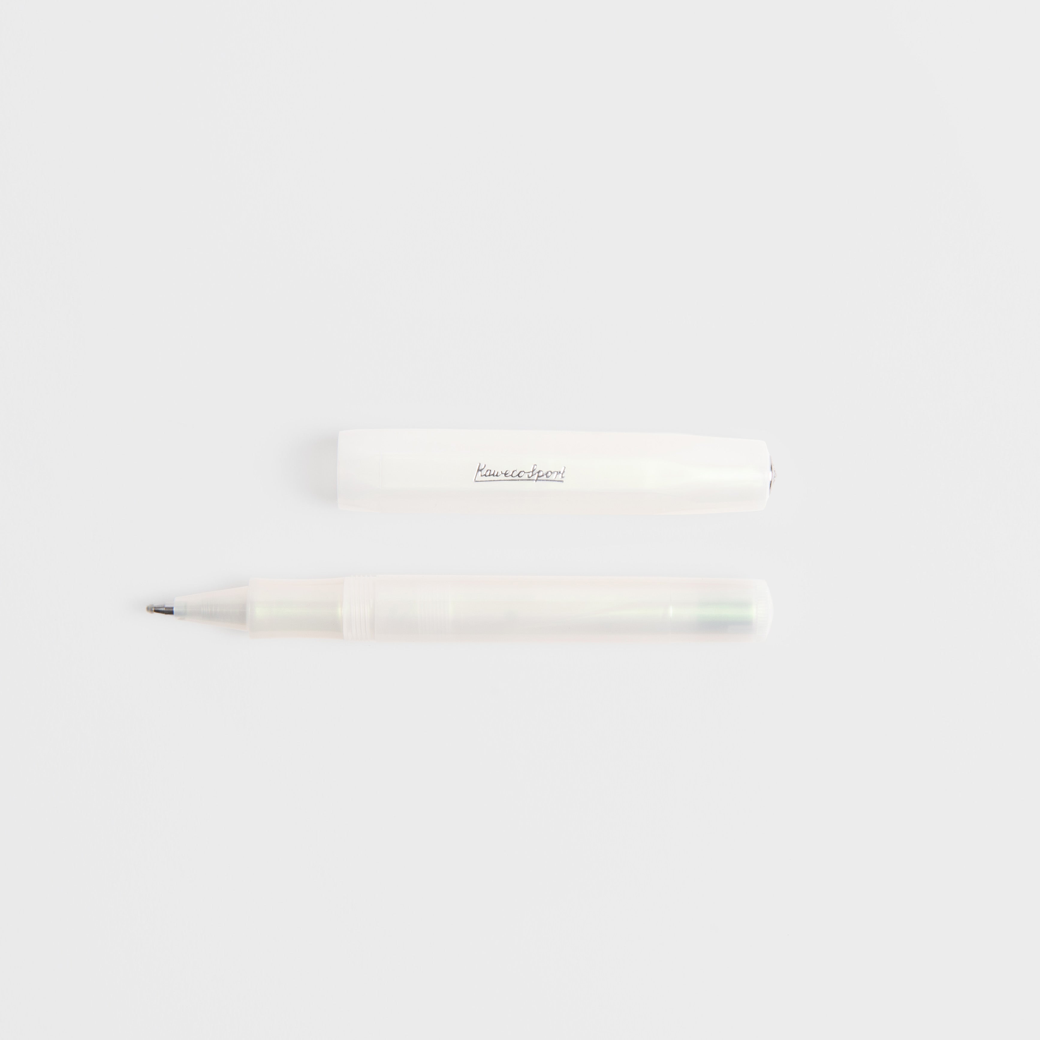 Auf weißem Hintergrund ruht ein weißer, transluzenter Kaweco Lunar Sport - Kugelschreiber von Kaweco, dessen Kappe mit einem dezenten Perlglanz-Effekt und dem Schriftzug "Kawachipen" über dem Stift angebracht ist.